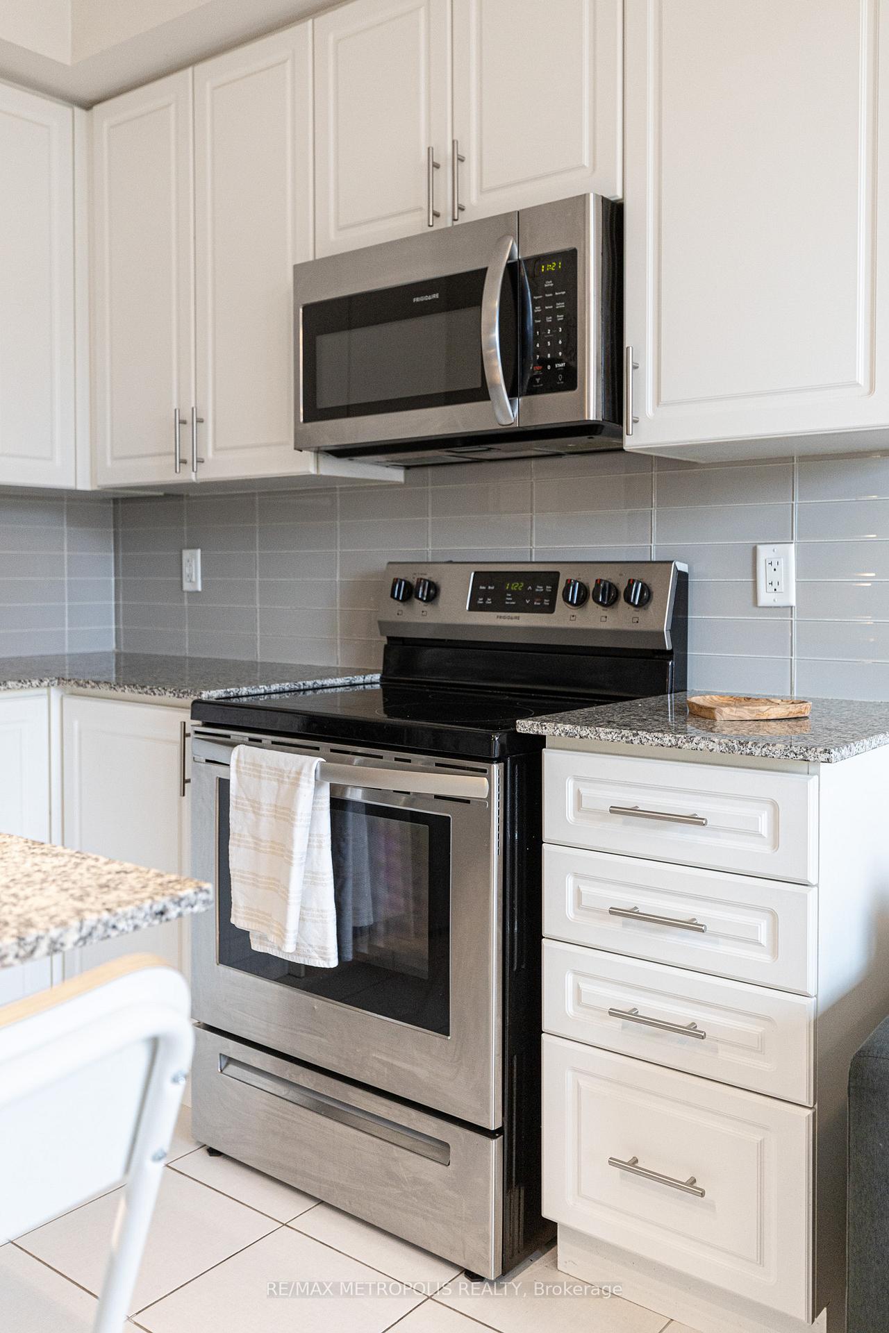 2 Bedrooms Condo at 24 Fieldway, Toronto For sale