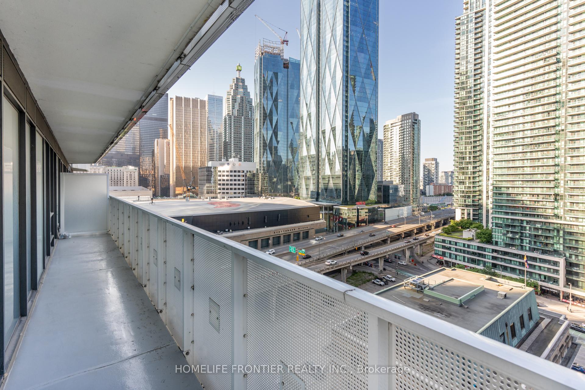 2 Bedrooms Condo at 88 Harbour, Toronto For sale