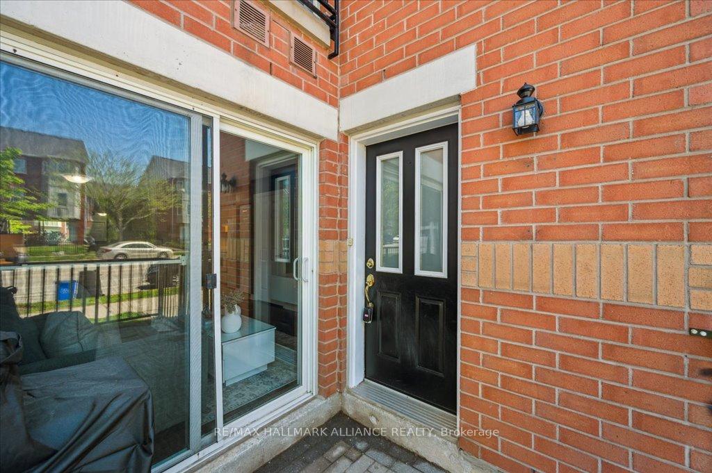 2 Bedrooms Condo at 1701 Lampman, Burlington For sale