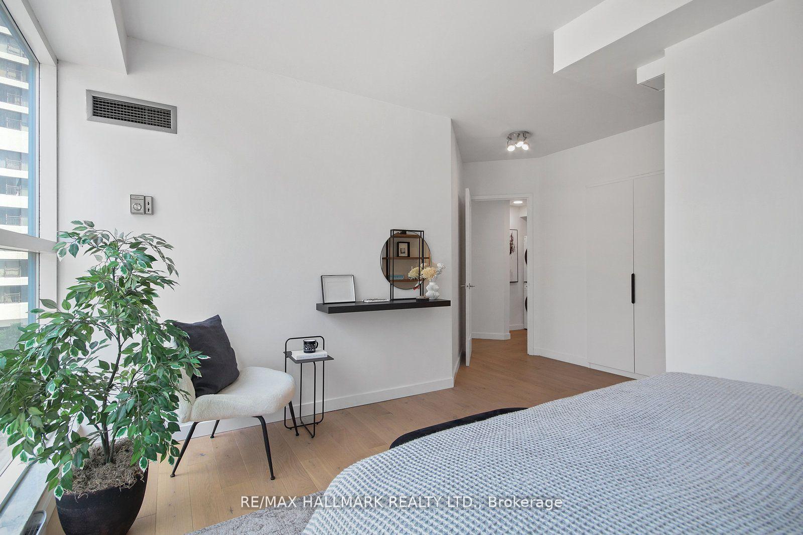 2 Bedrooms Condo at 77 Harbour, Toronto For sale