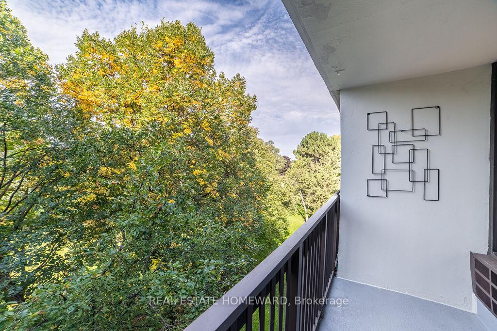 3 Bedrooms Condo at 20 Fashion Roseway, Toronto For sale