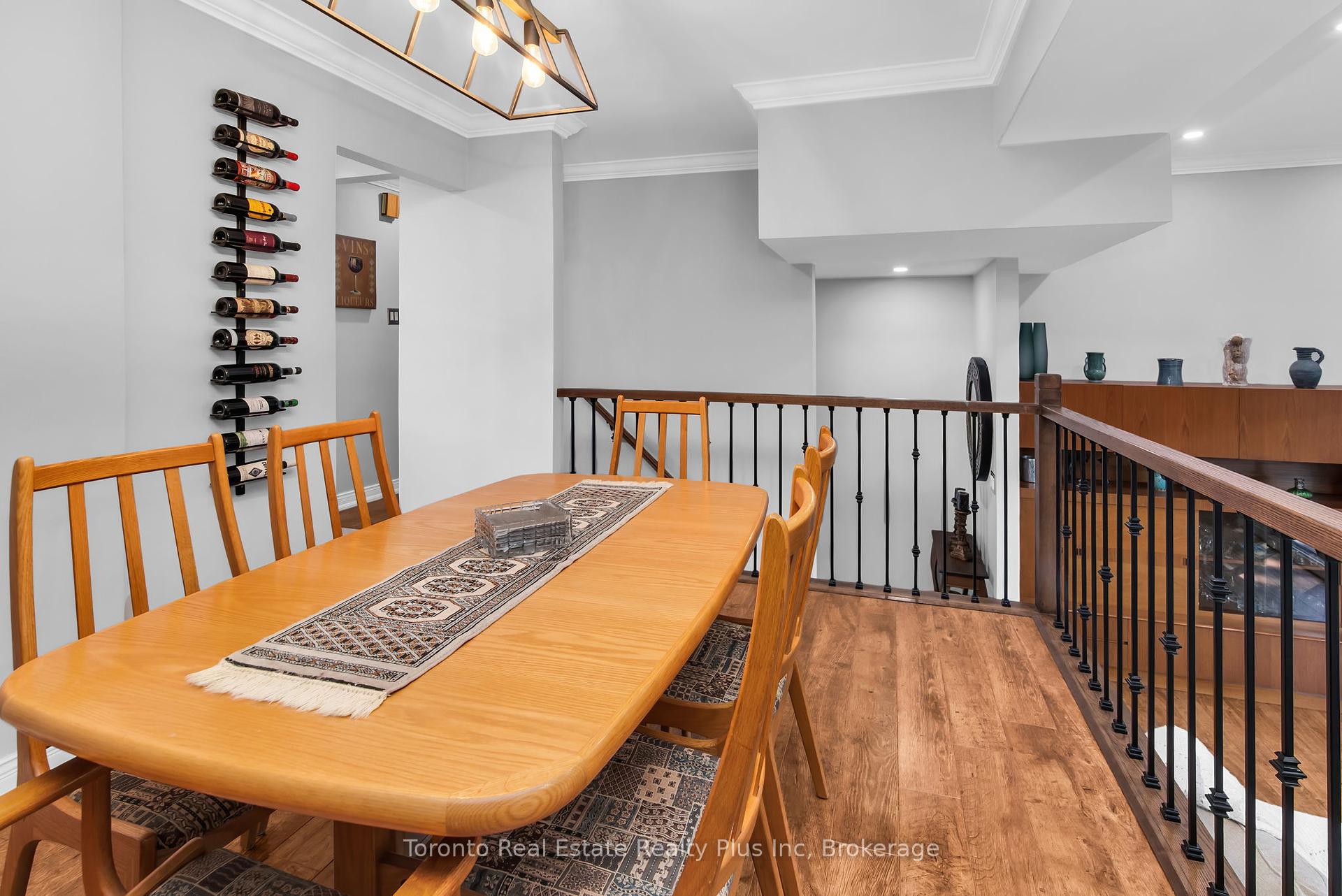 3 Bedrooms Condo at 400 Bloor, Mississauga For sale
