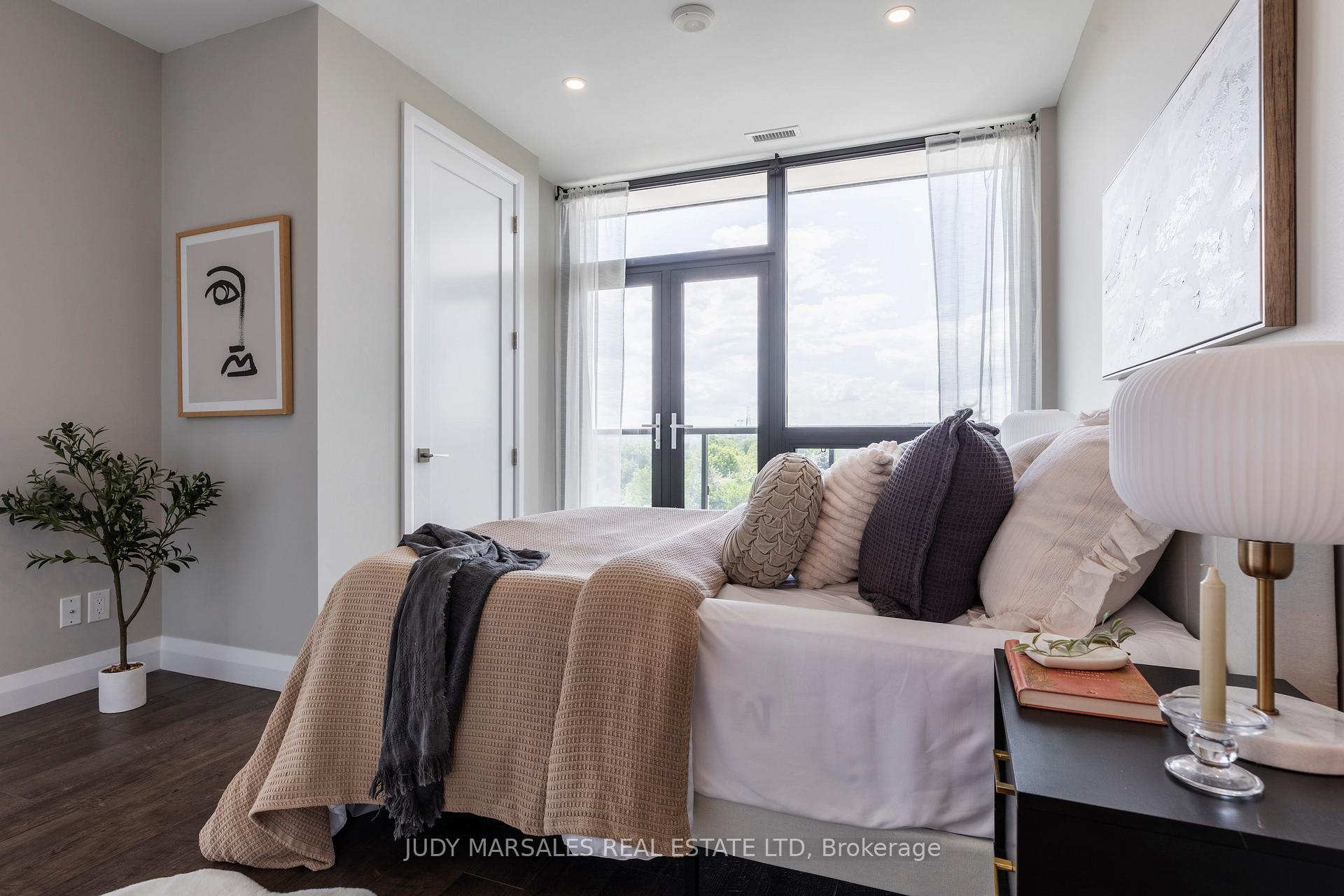2 Bedrooms Condo at 101 Locke,  Hamilton For sale