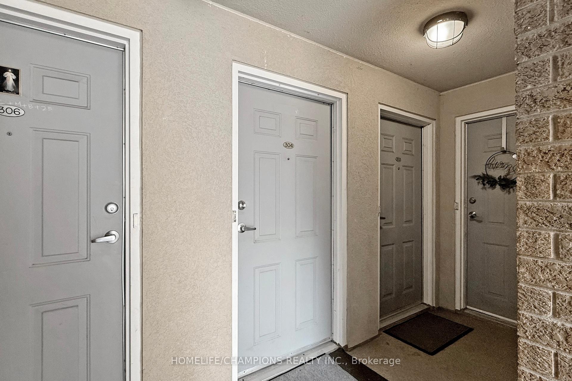 2 Bedrooms Condo at 35 Strangford, Toronto For sale