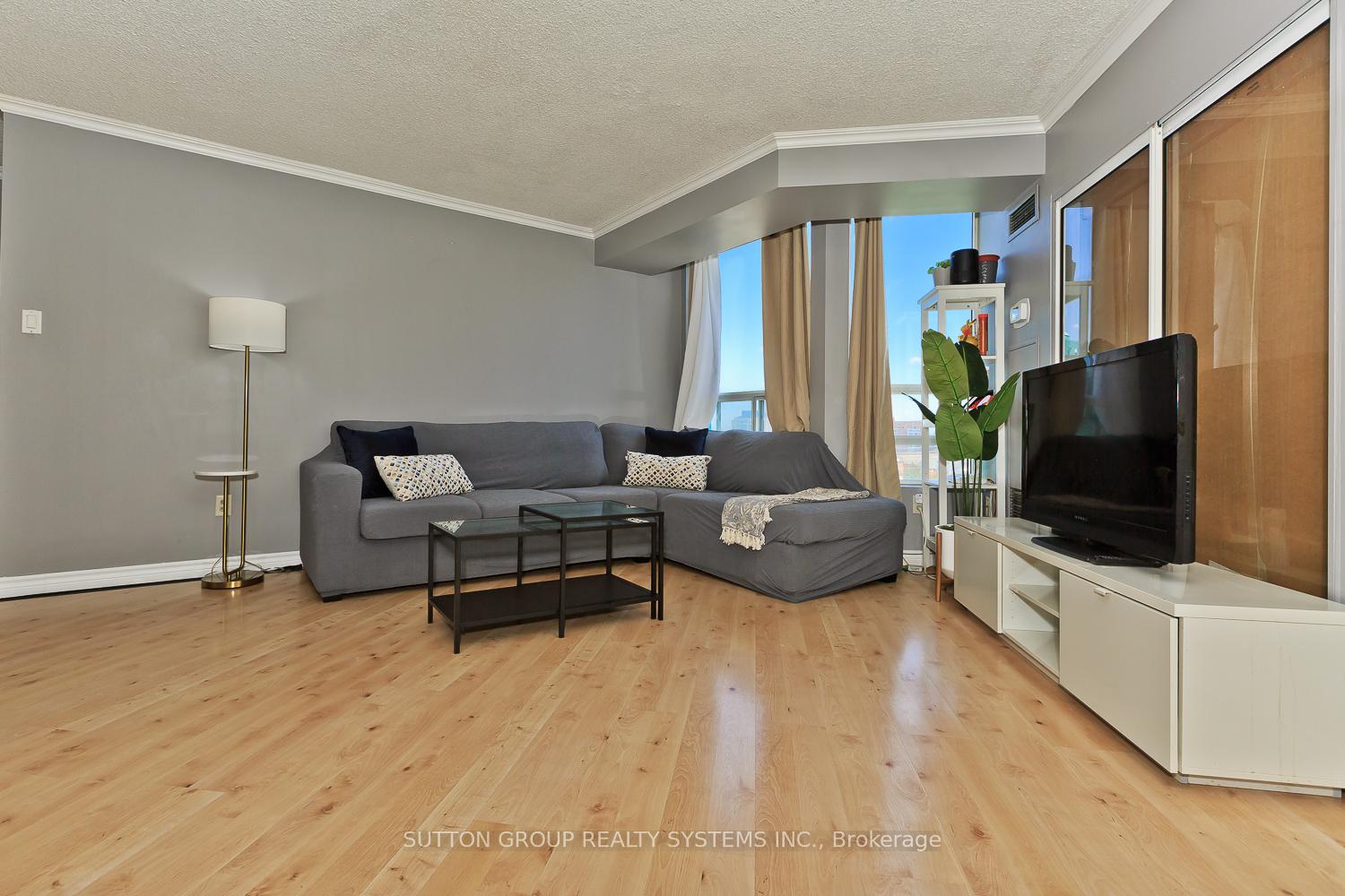 3 Bedrooms Condo at 50 Kingsbridge Garden, Mississauga For sale