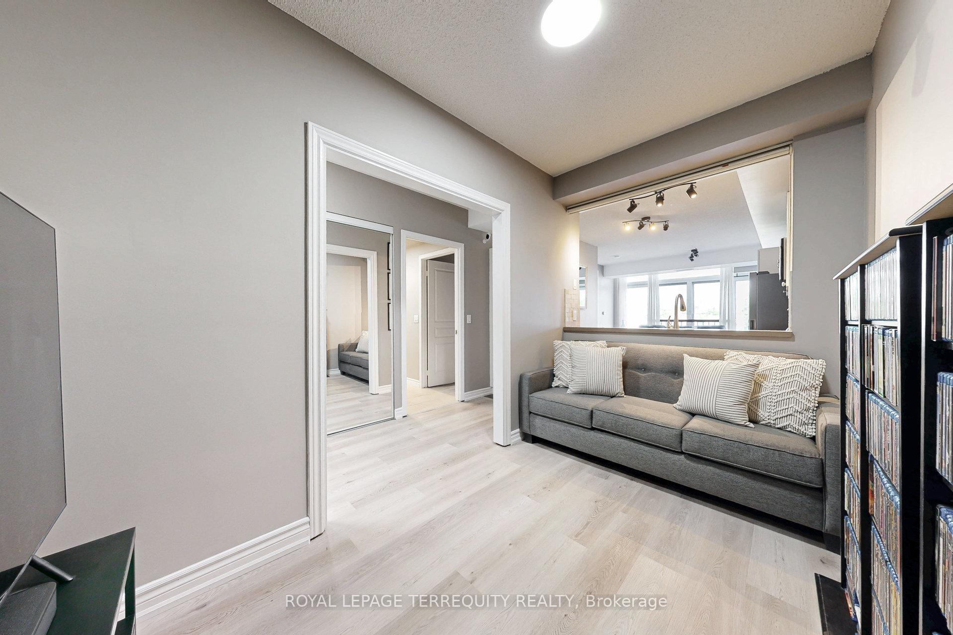 2 Bedrooms Condo at 200 Burnhamthorpe, Mississauga For sale