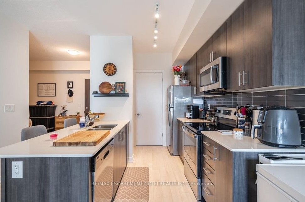 550 North Service Road, #404