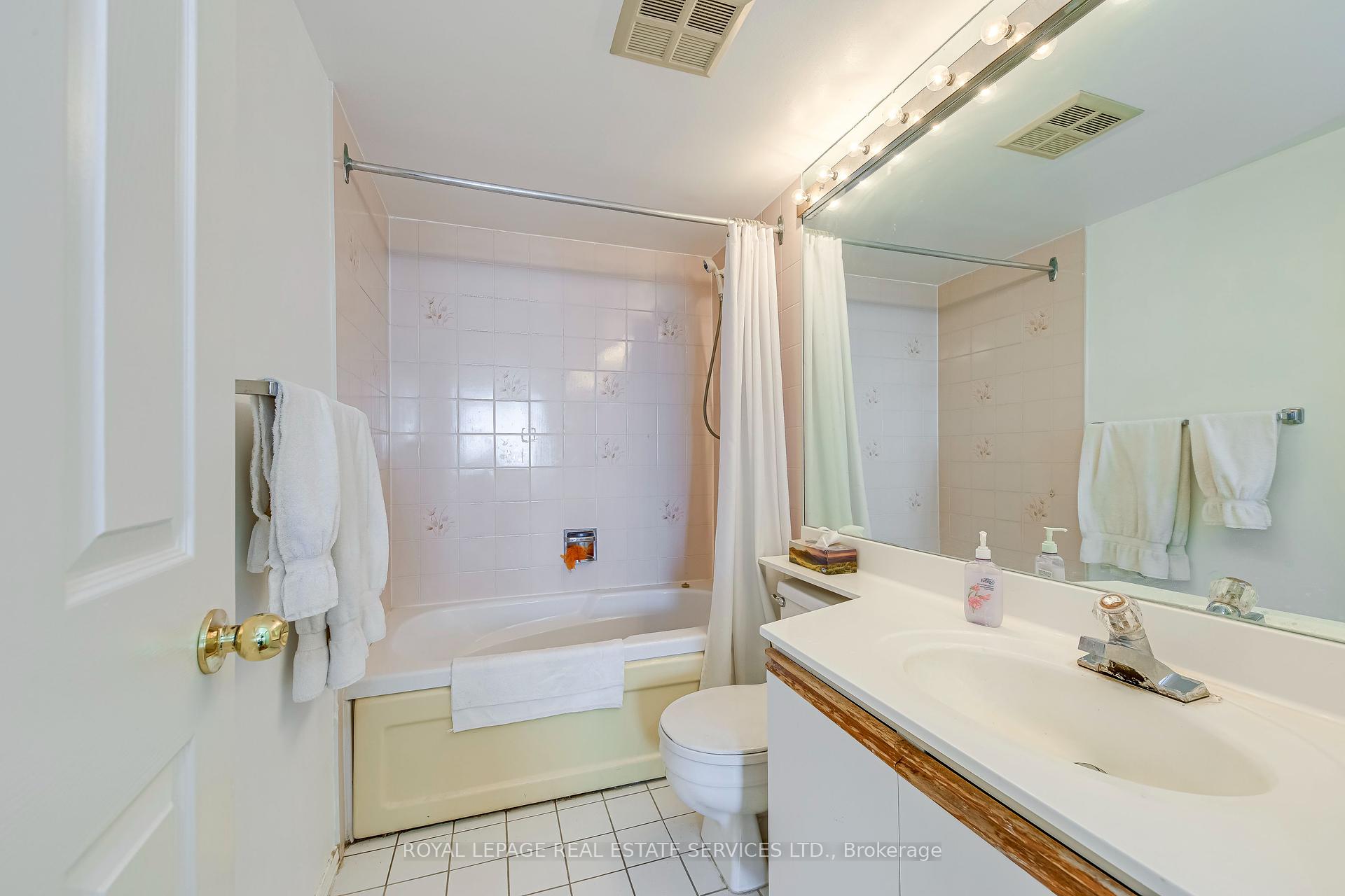 2 Bedrooms Condo at 3605 Kariya, Mississauga For sale