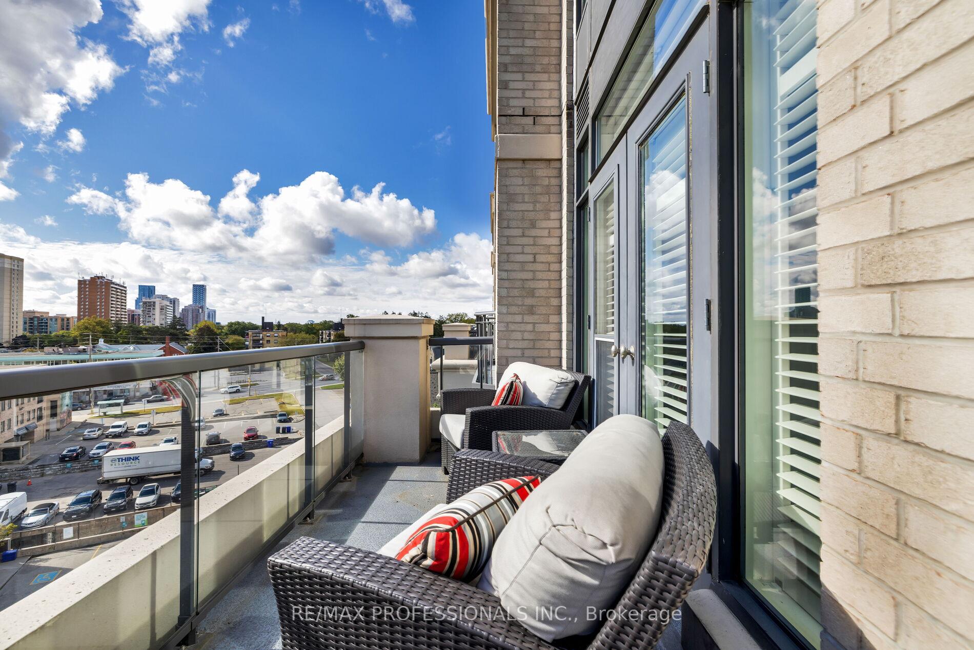 3 Bedrooms Condo at 9 Burnhamthorpe, Toronto For sale