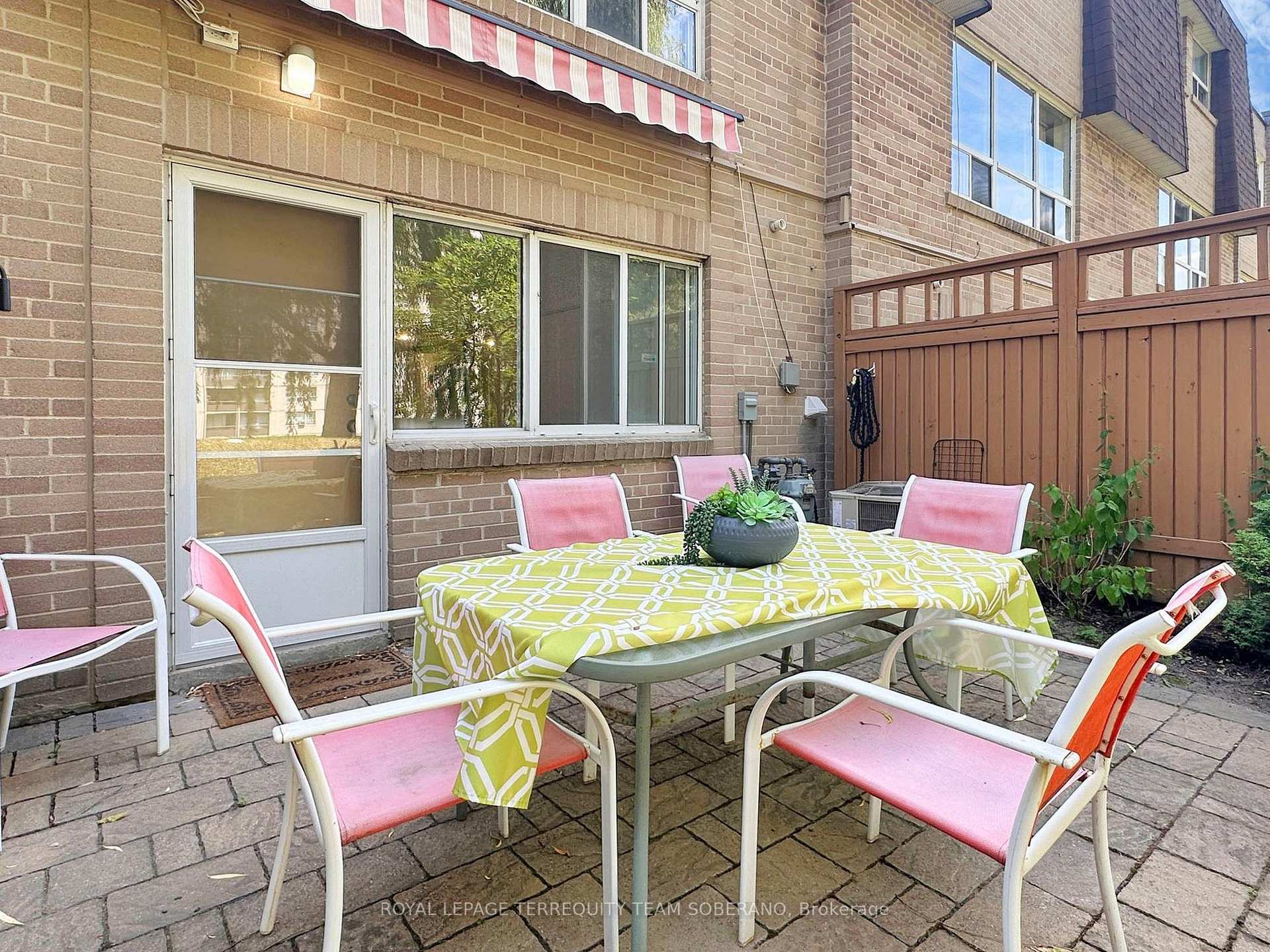 3 Bedrooms Condo at 8 Village Greenway, Toronto For sale
