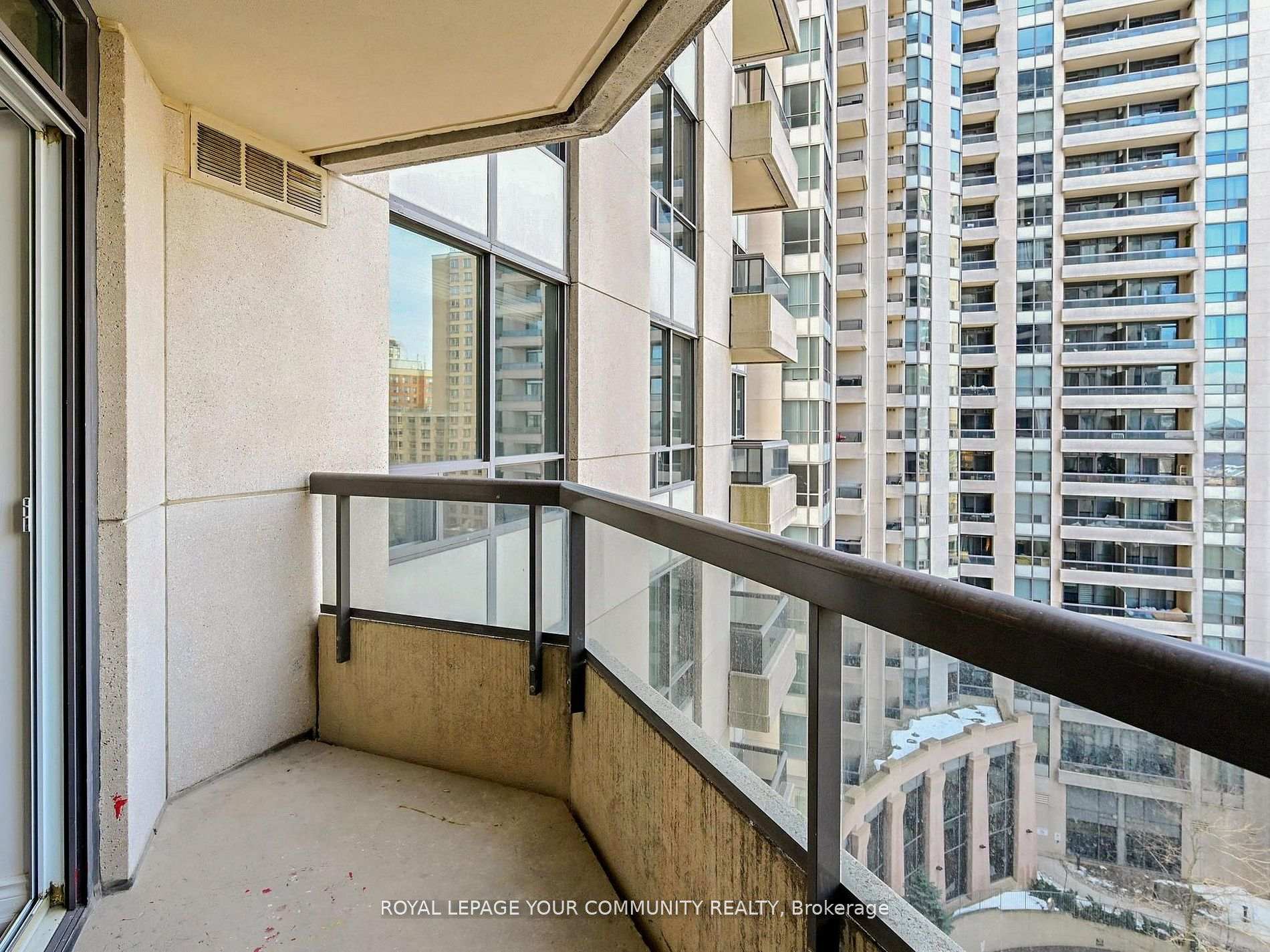 2 Bedrooms Condo at 15 Northtown,  Toronto For sale