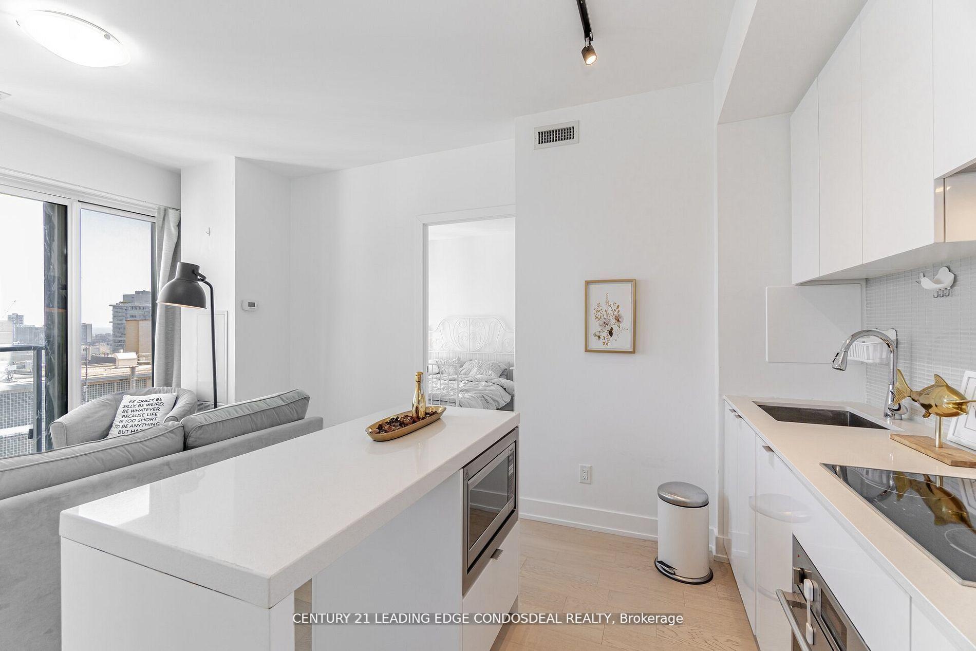 2 Bedrooms Condo at 7 Grenville, Toronto For sale