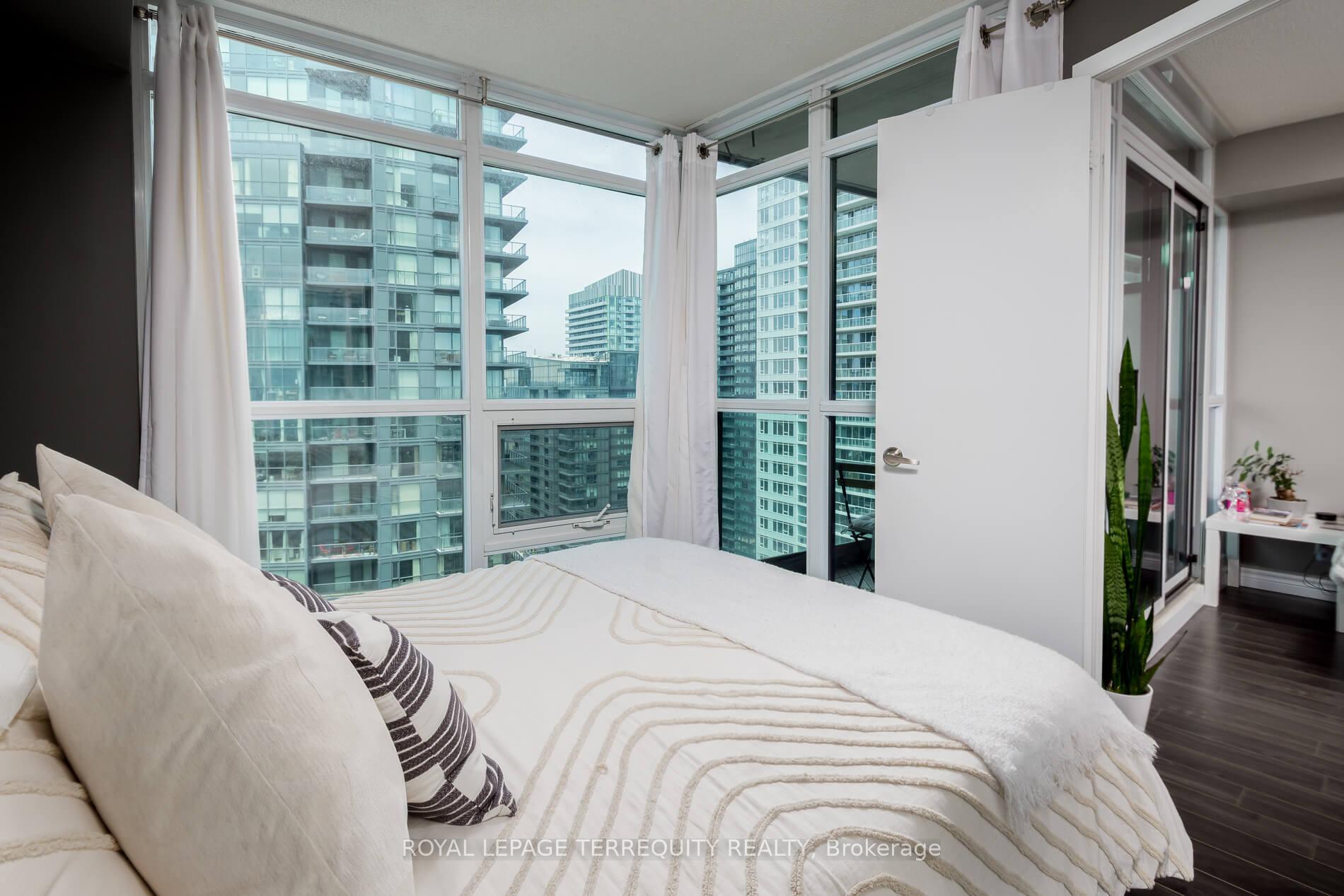 2 Bedrooms Condo at 600 Fleet, Toronto For sale
