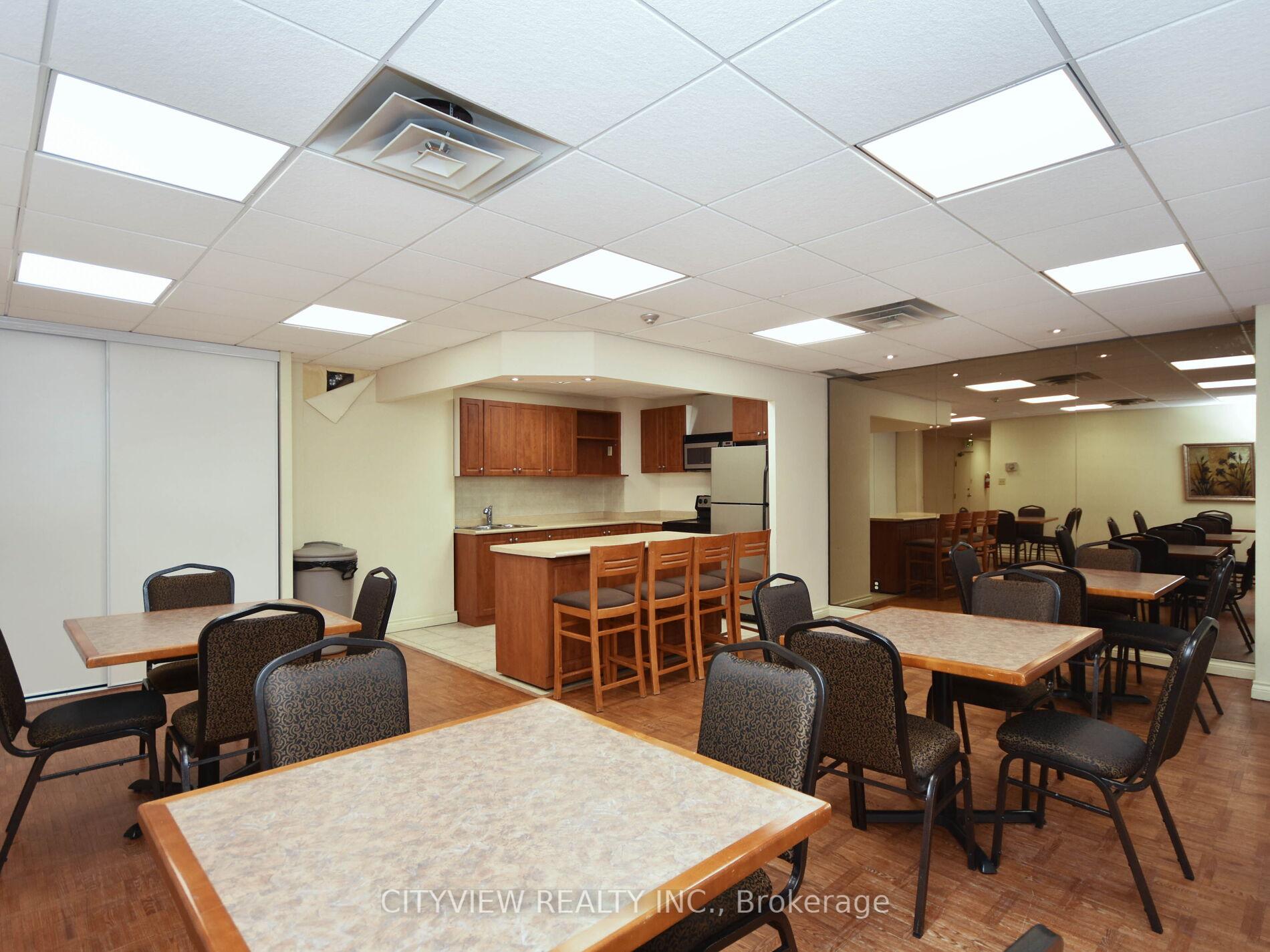 3 Bedrooms Condo at 3700 Kaneff, Mississauga For sale