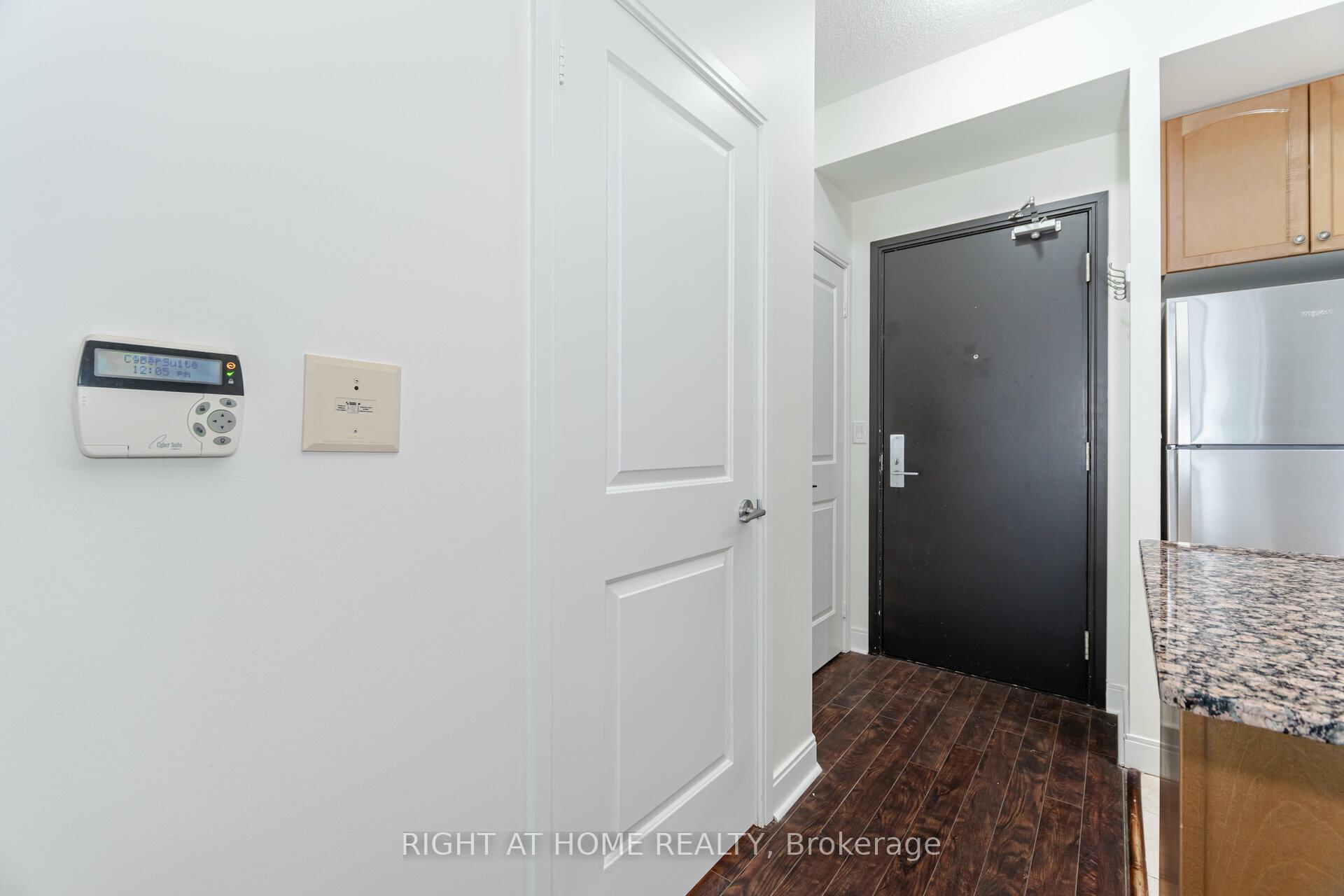 2 Bedrooms Condo at 70 Absolute, Mississauga For sale