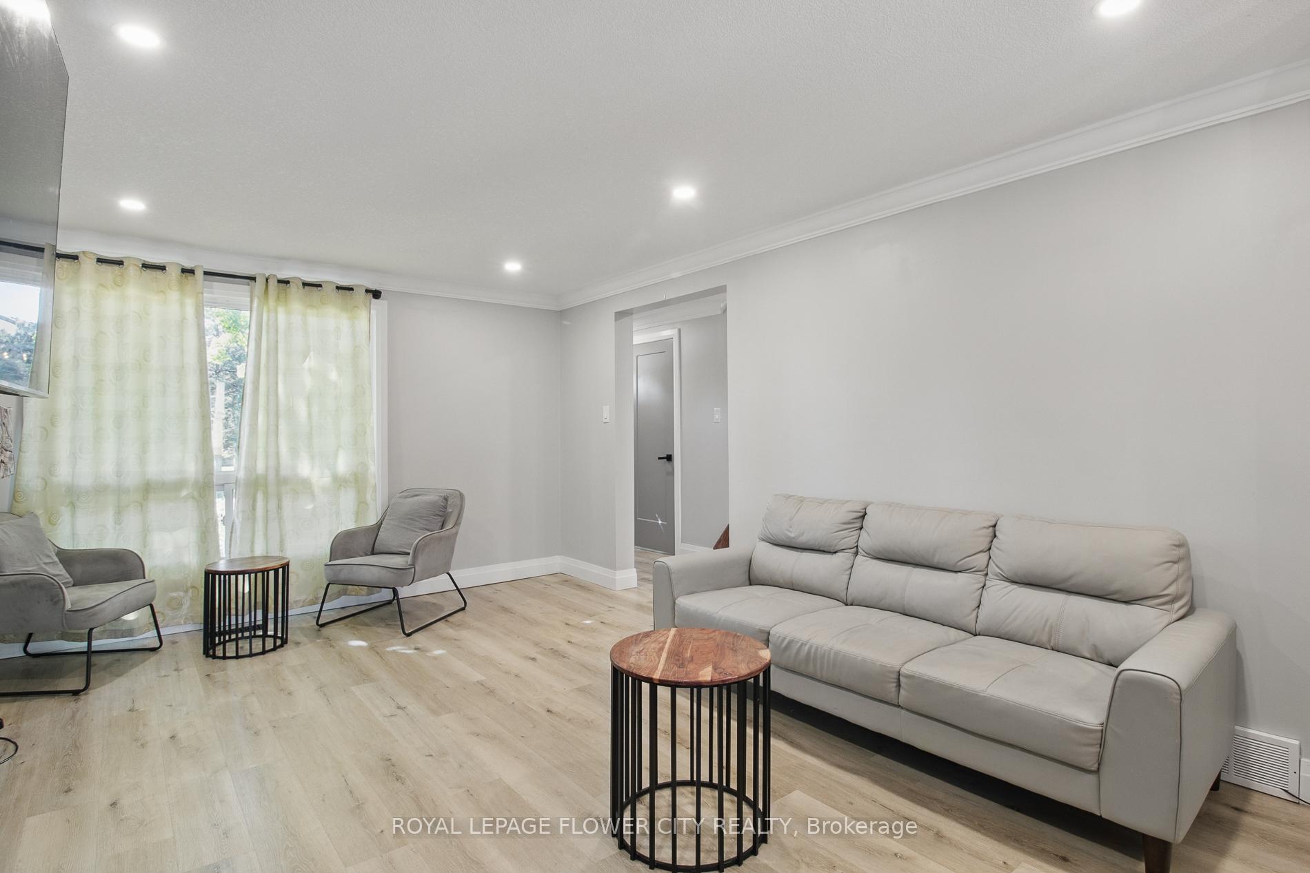 3 Bedrooms Condo at 151 Gateshead, Hamilton For sale