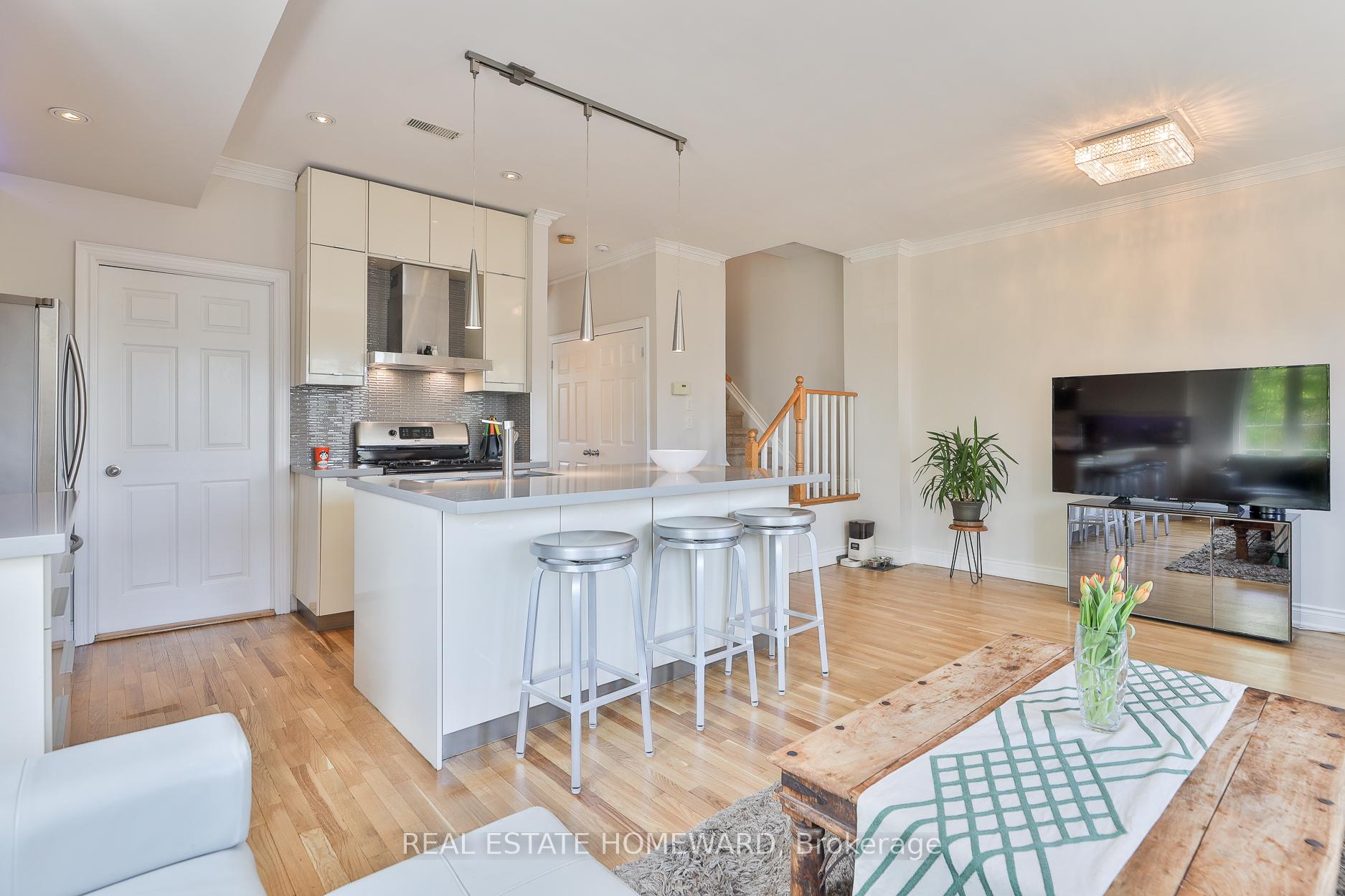 3 Bedrooms Condo at 36 Rusholme Park, Toronto For sale