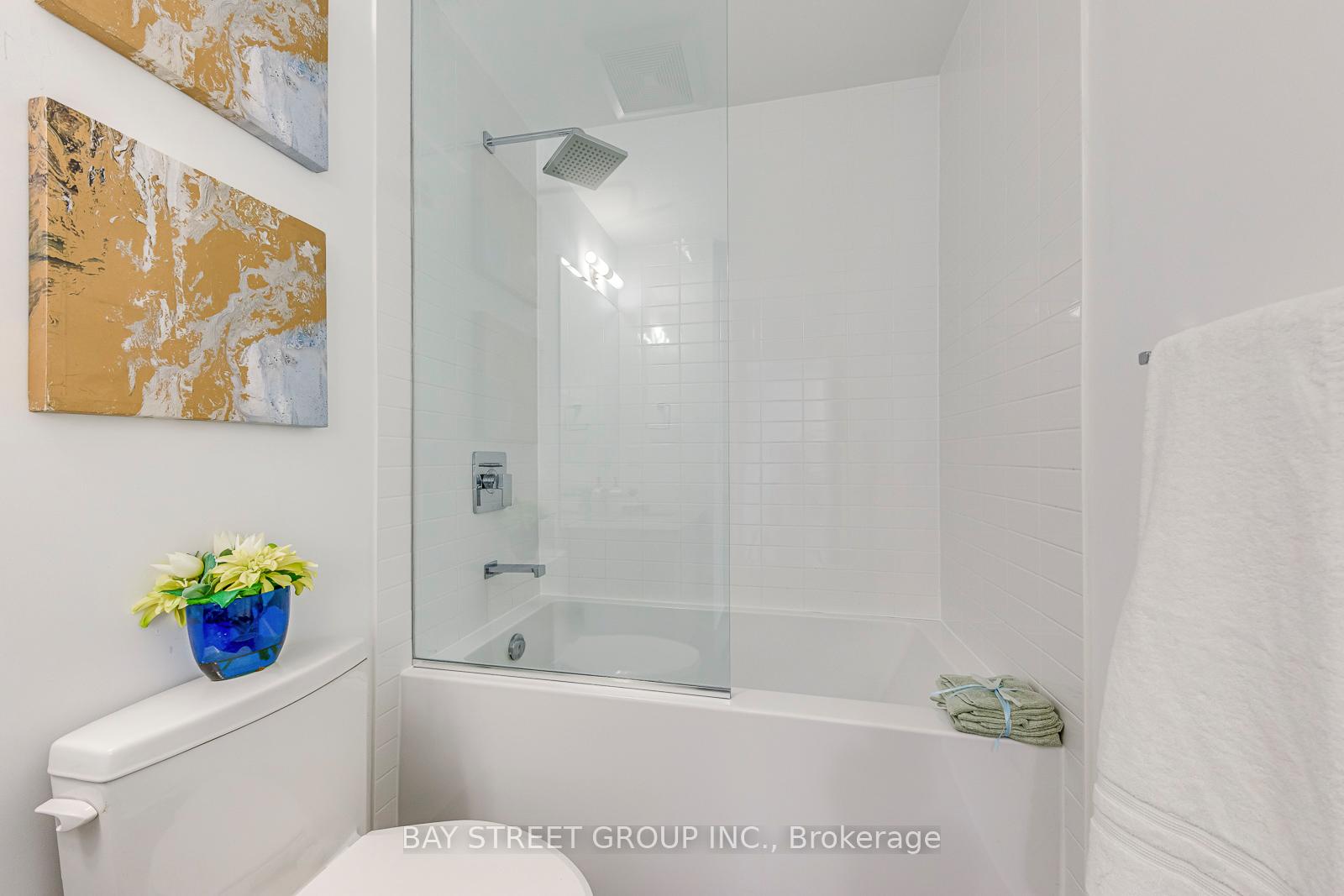 2 Bedrooms Condo at 2485 Taunton, Oakville For sale