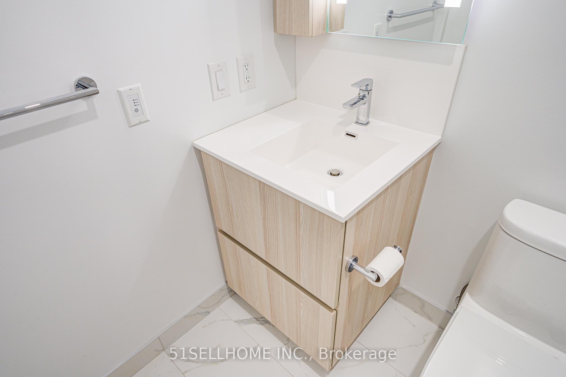 2 Bedrooms Condo at 215 Lakeshore,  Mississauga For sale