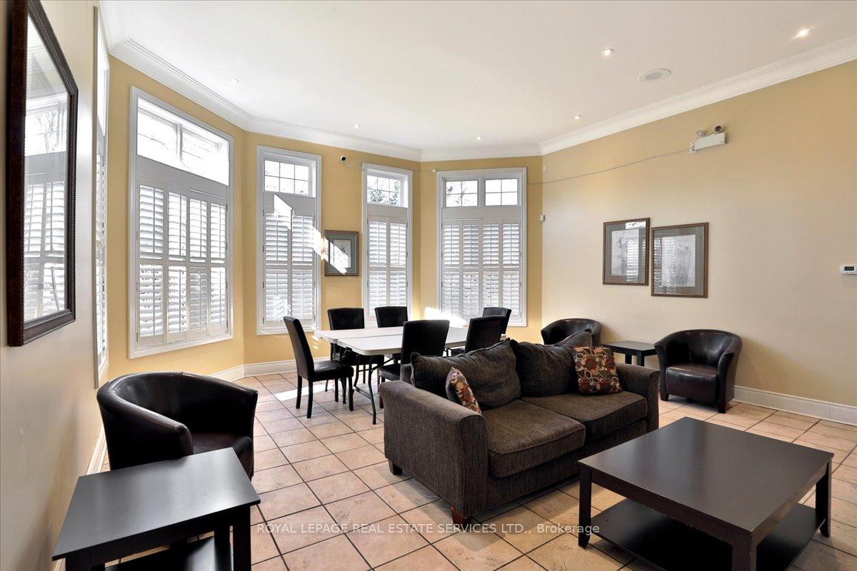2 Bedrooms Condo at 1441 Walkers, Burlington For sale