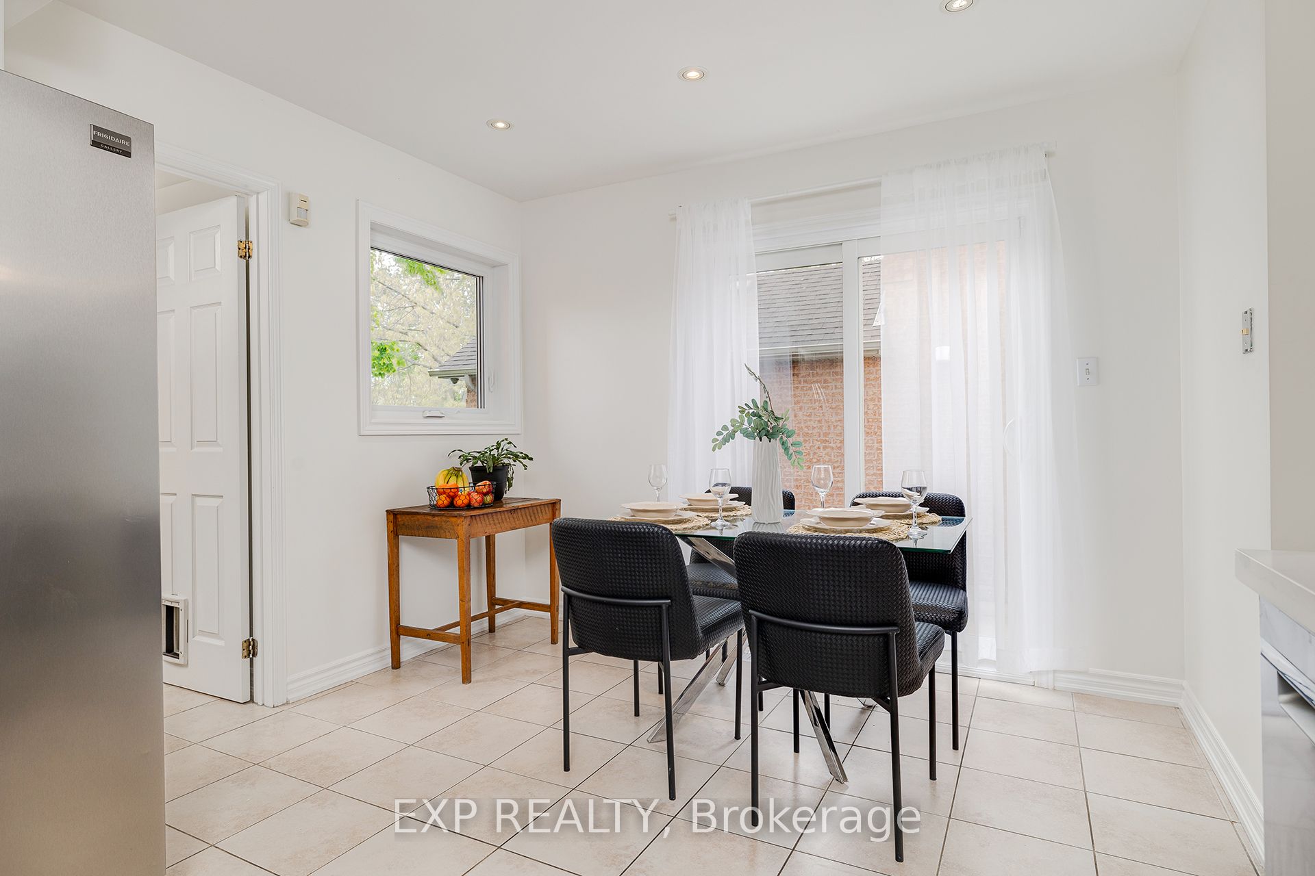 172 Queen Street W