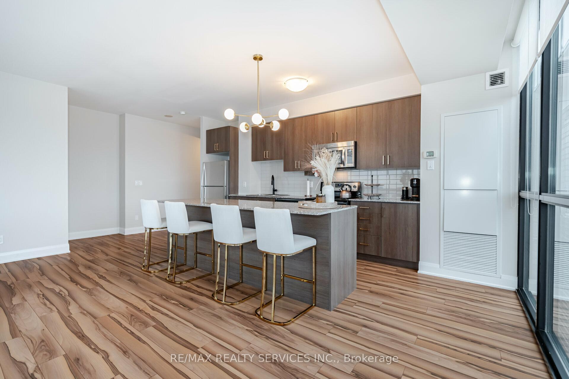 3 Bedrooms Condo at 2900 Highway 7, Vaughan For sale