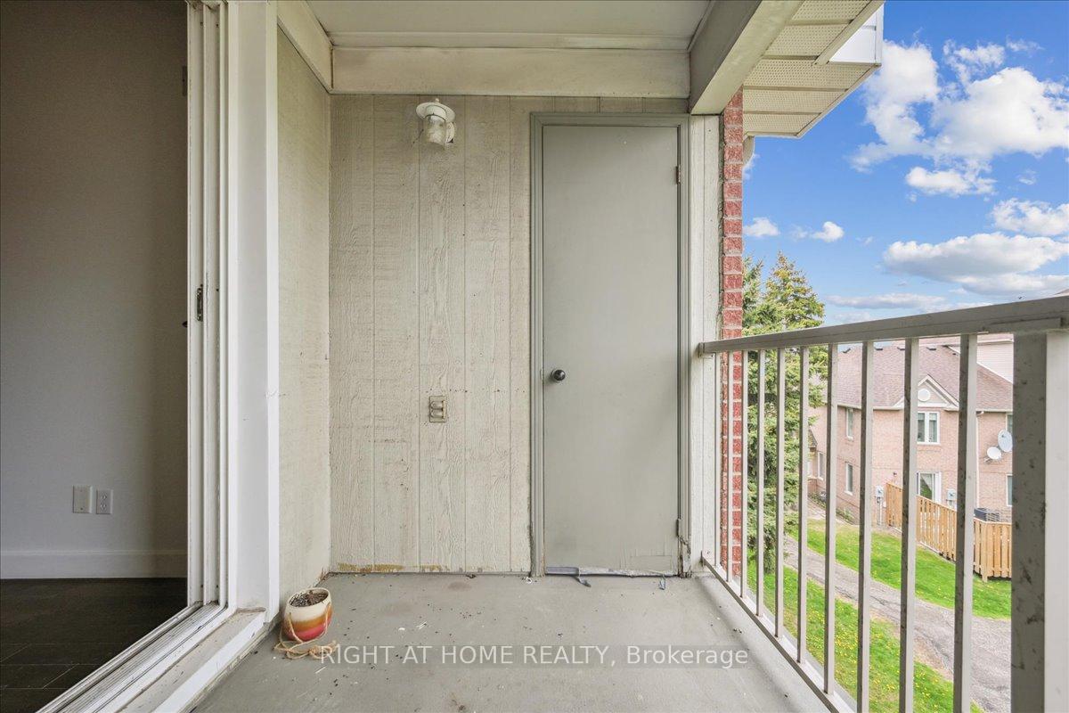 3 Bedrooms Condo at 65 Bristol, Mississauga For sale