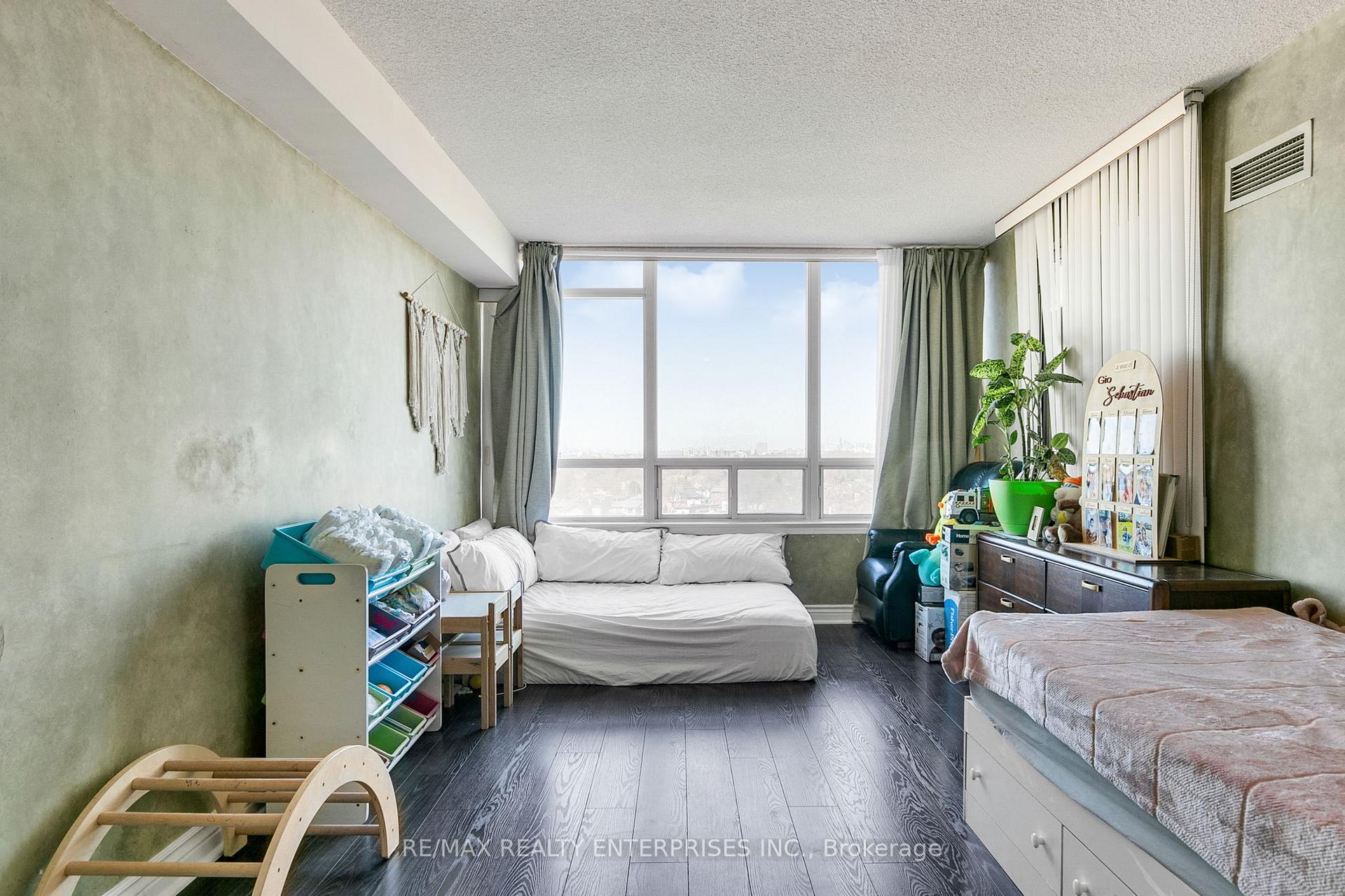 3 Bedrooms Condo at 1 Greystone Walk,  Toronto For sale