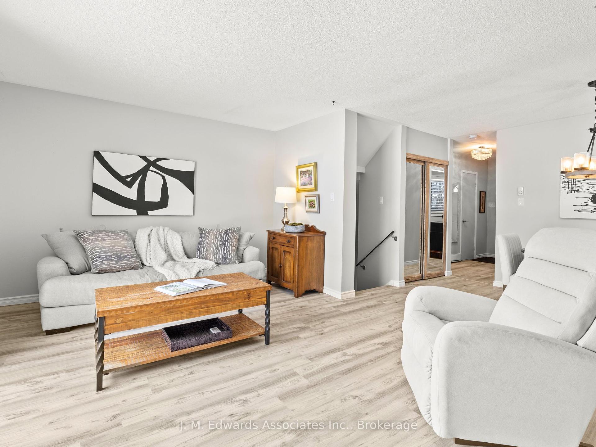 3 Bedrooms Condo at 61 Sarah,  Oakville For sale