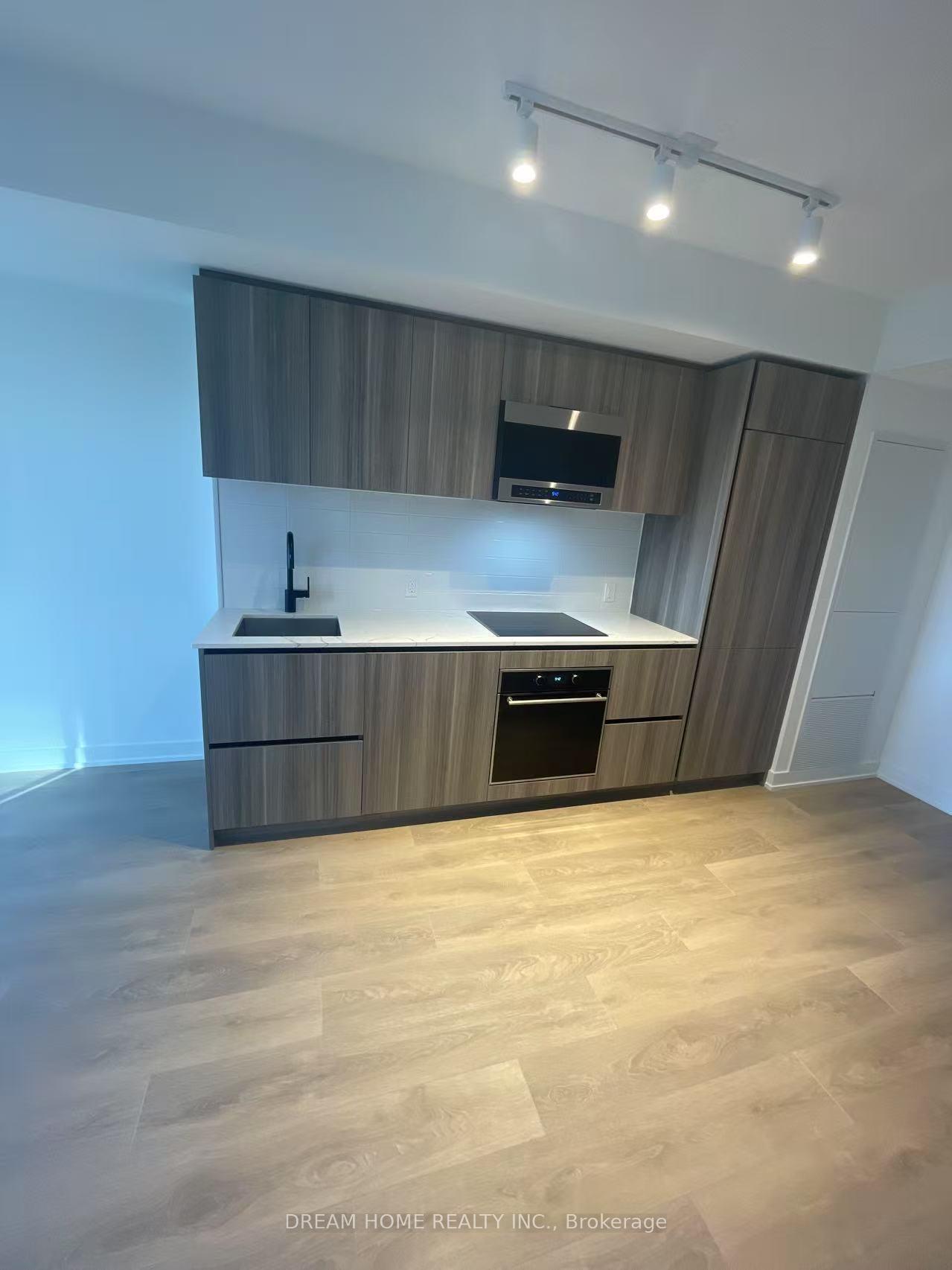3 Bedrooms Condo at 117 Broadway, Toronto For sale