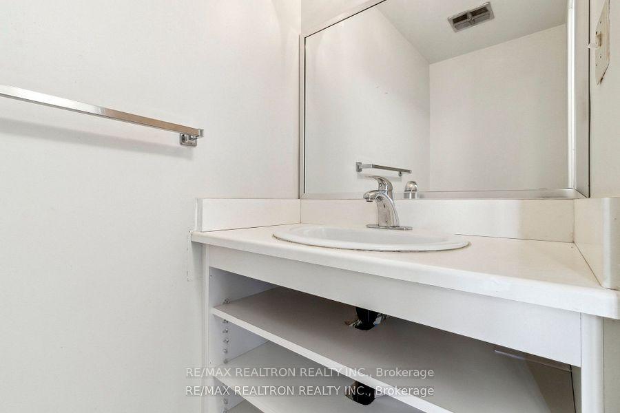 3 Bedrooms Condo at 44 Chester Le, Toronto For sale