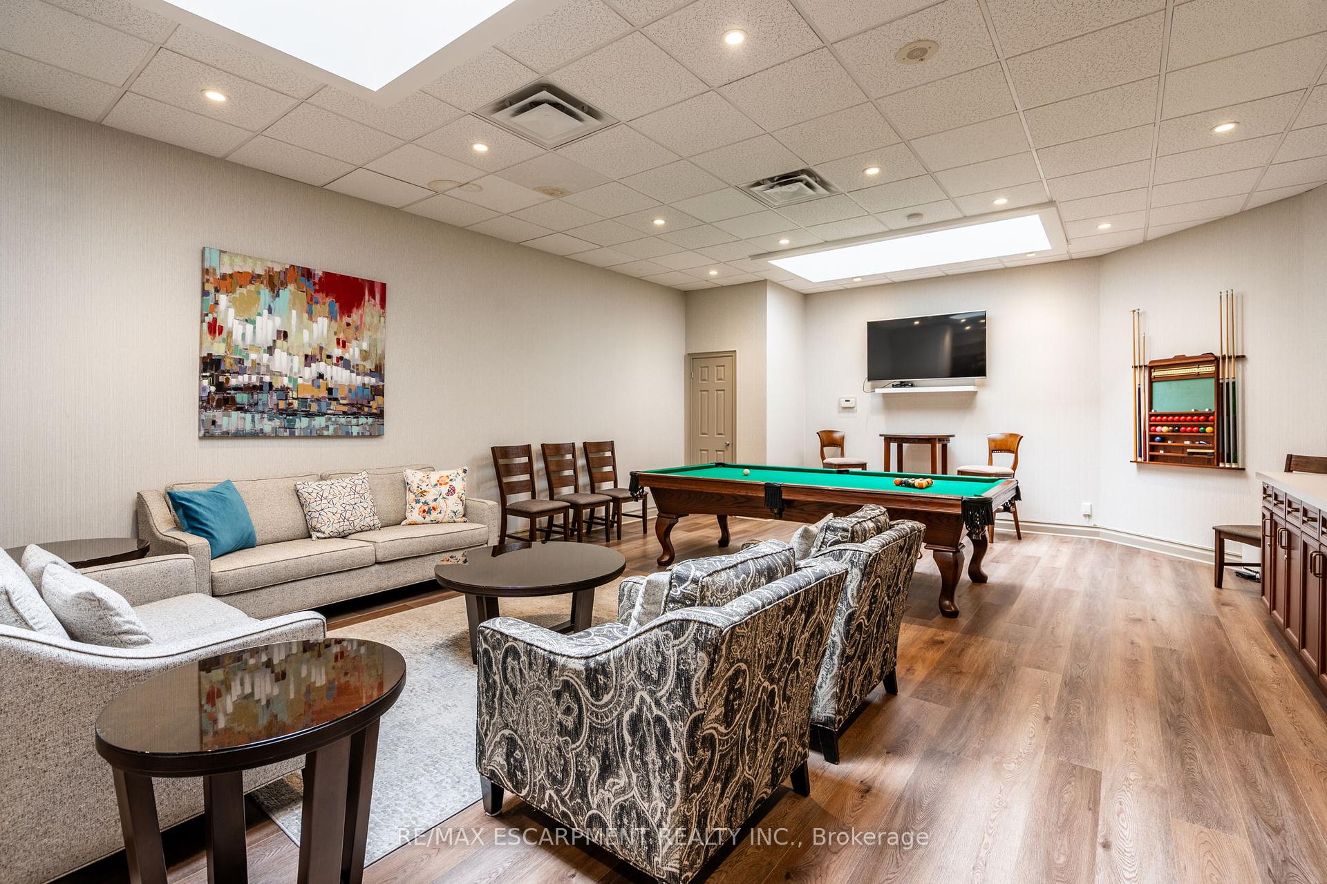 2 Bedrooms Condo at 1477 Lakeshore, Burlington For sale