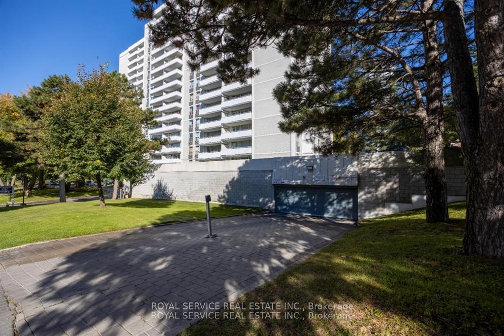 1 Bedroom Condo at 10 Parkway Forest,  Toronto For sale