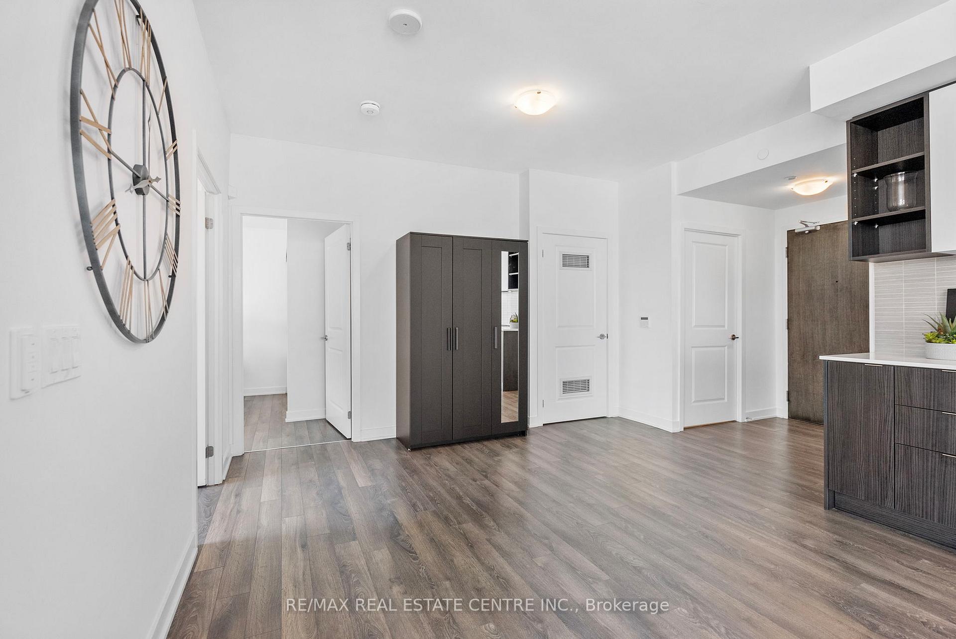 3 Bedrooms Condo at 100 Eagle Rock, Vaughan For sale