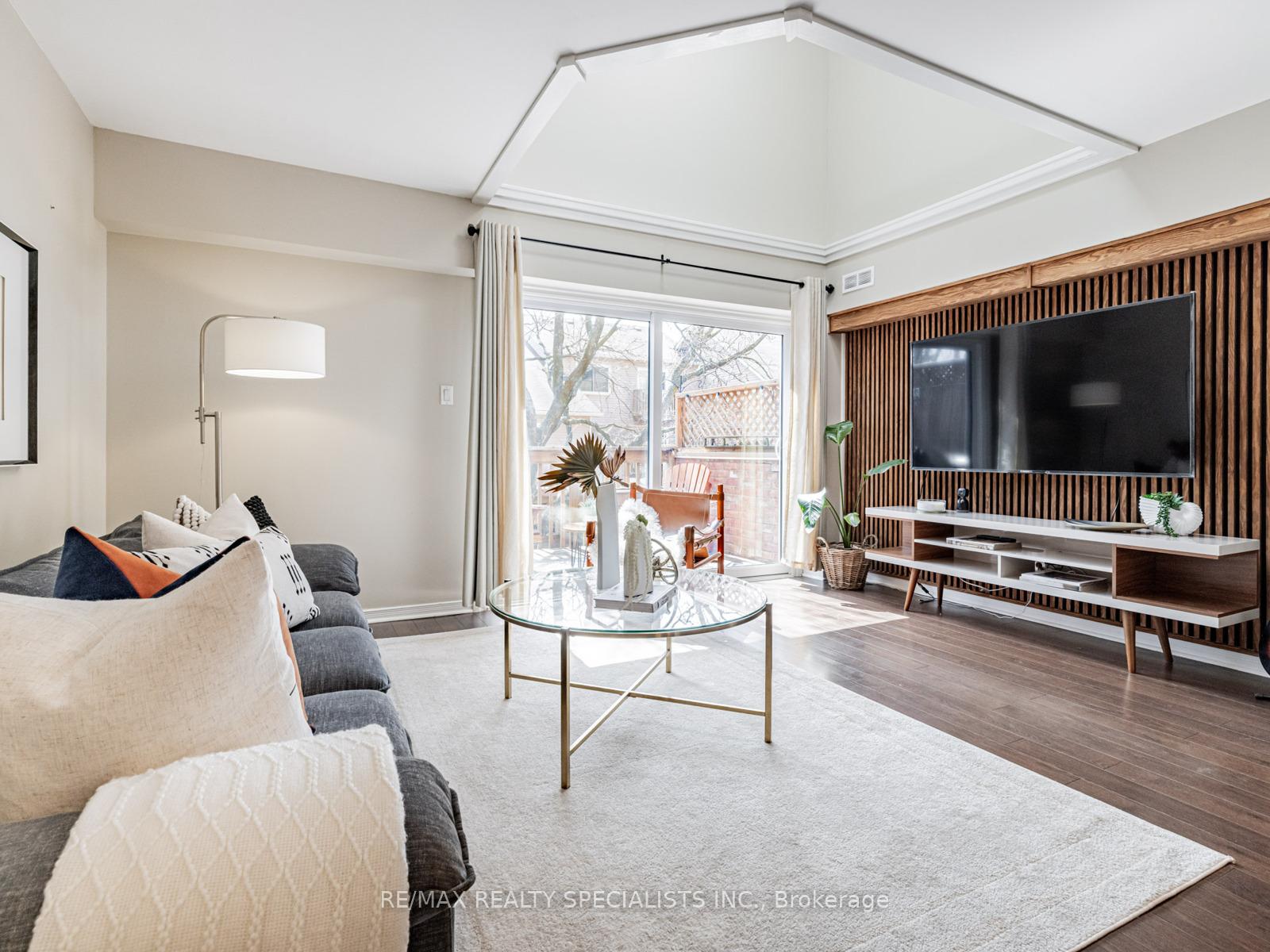 2 Bedrooms Condo at 2055 WALKERS, Burlington For sale