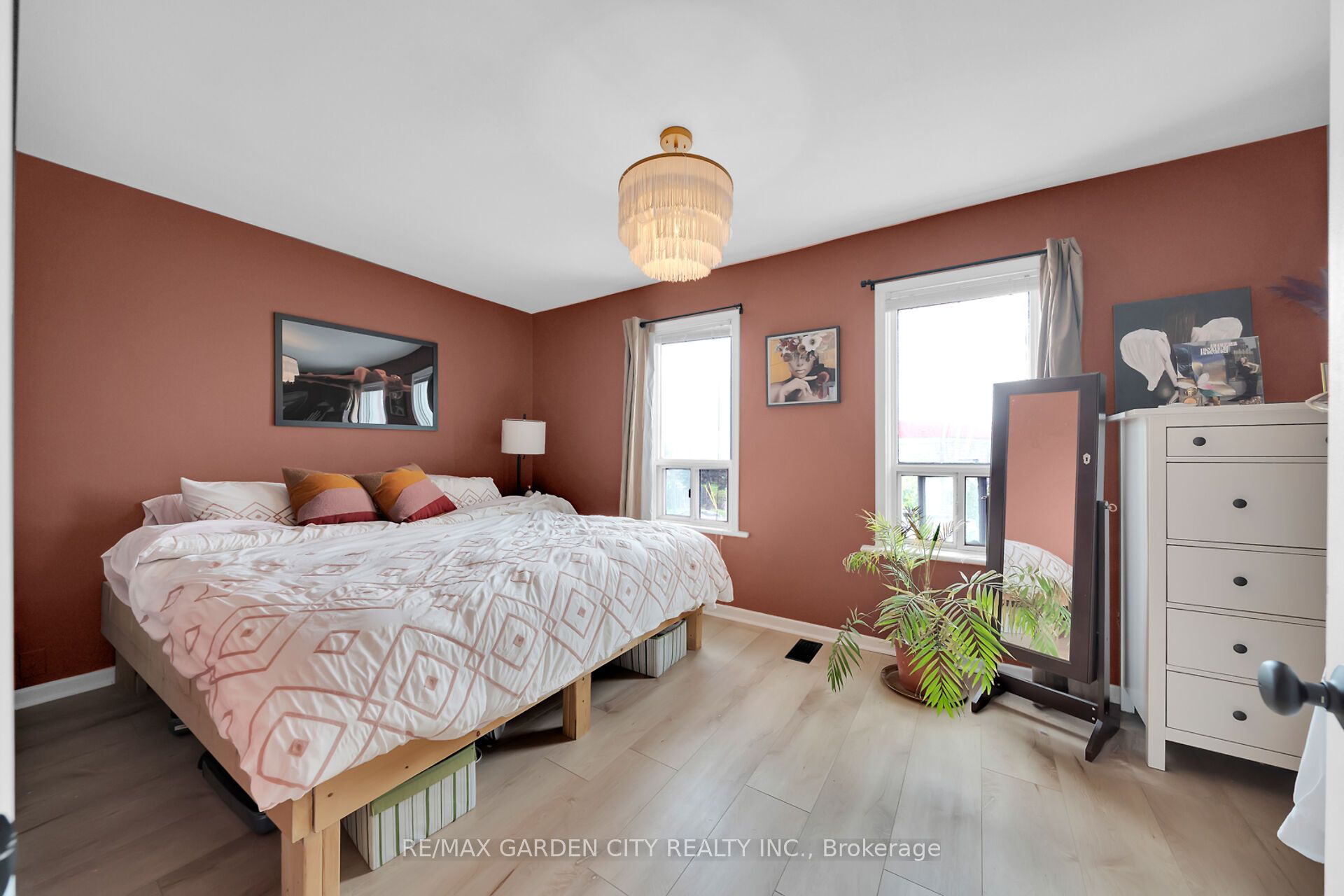 92 GLENDALE Avenue N