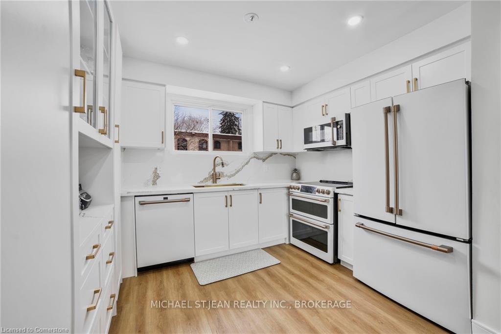 2 Bedrooms Condo at 621 Francis, Burlington For sale