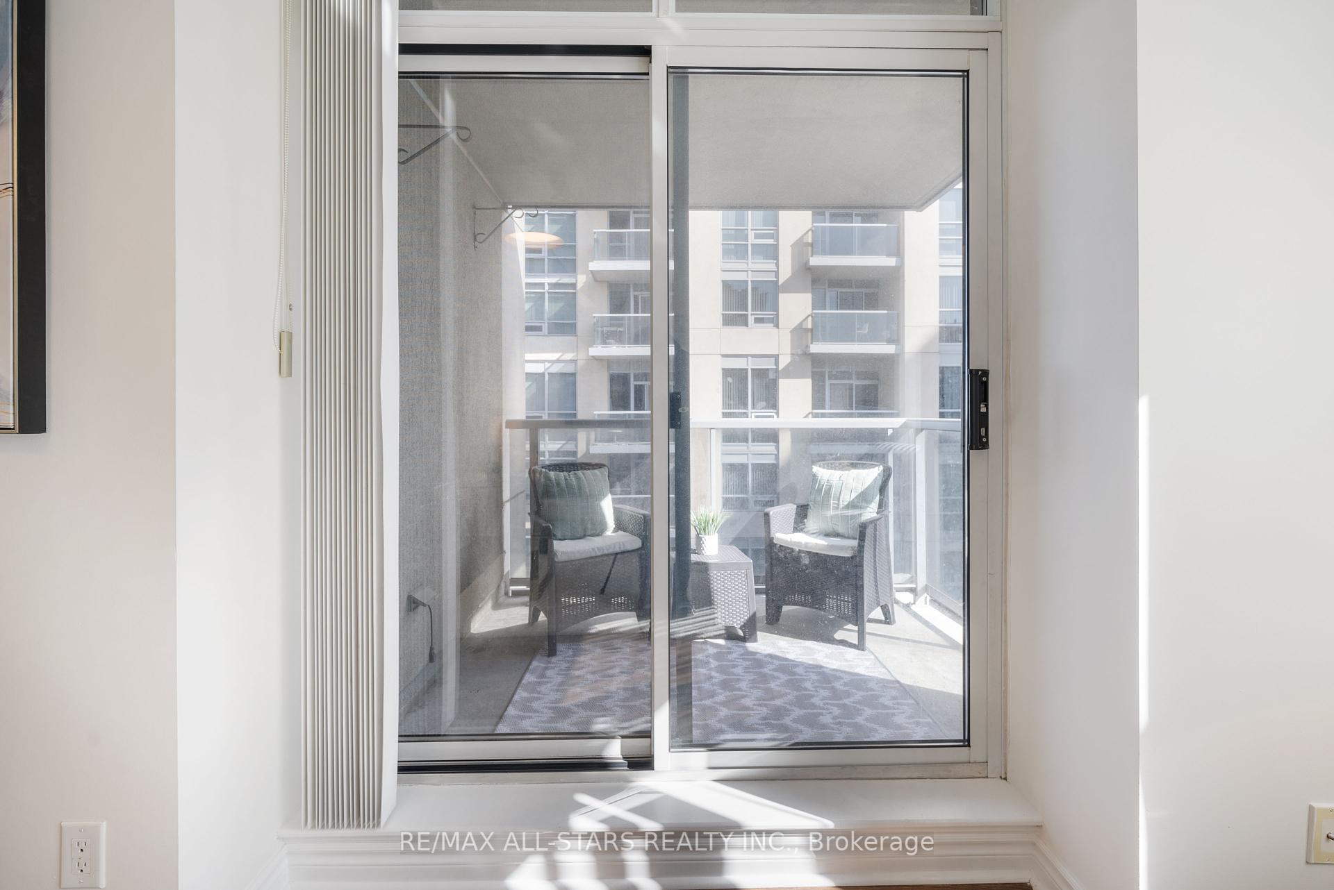 2 Bedrooms Condo at 5 Michael Power, Toronto For sale