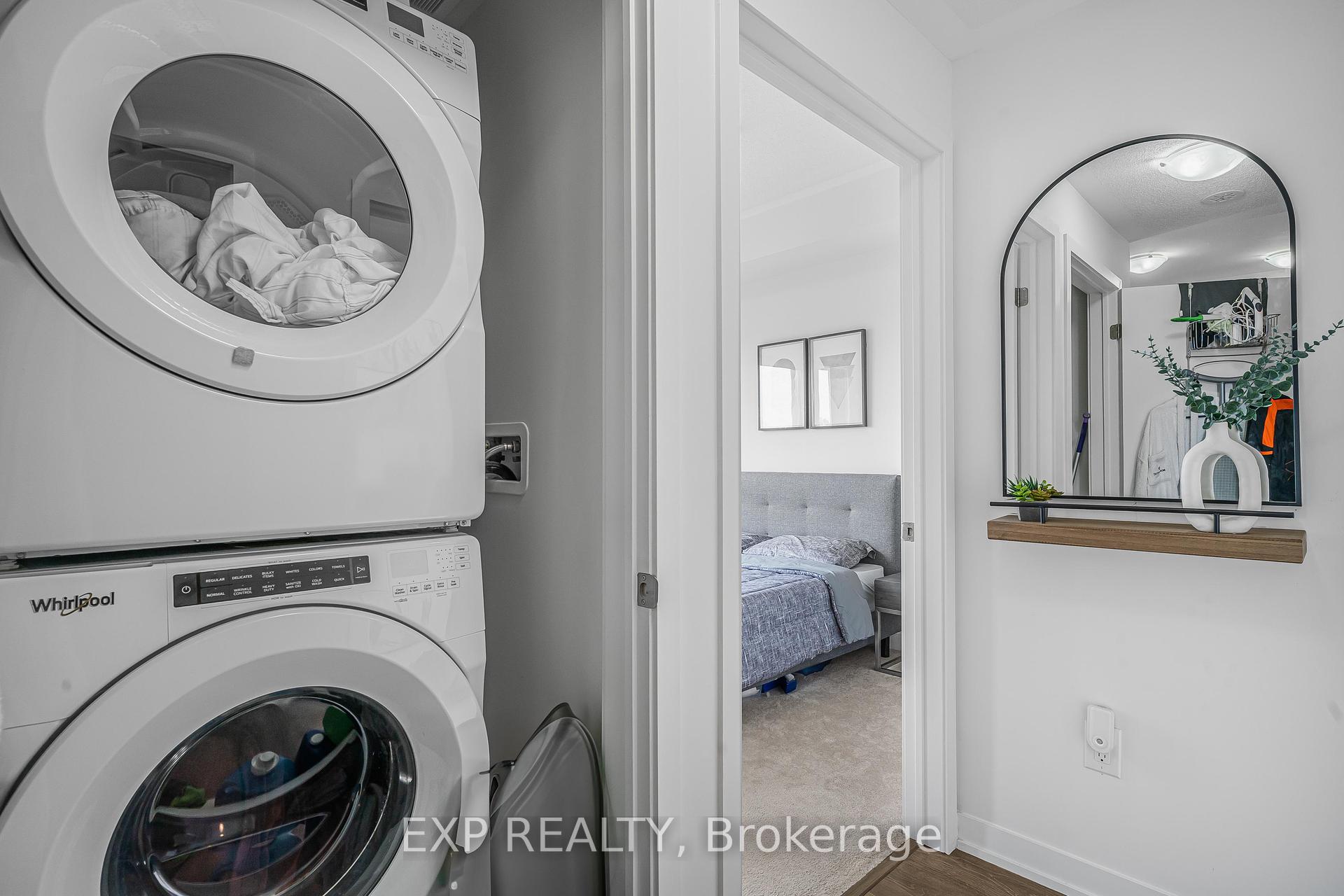 2 Bedrooms Condo at 20 Orchid Place, Toronto For sale