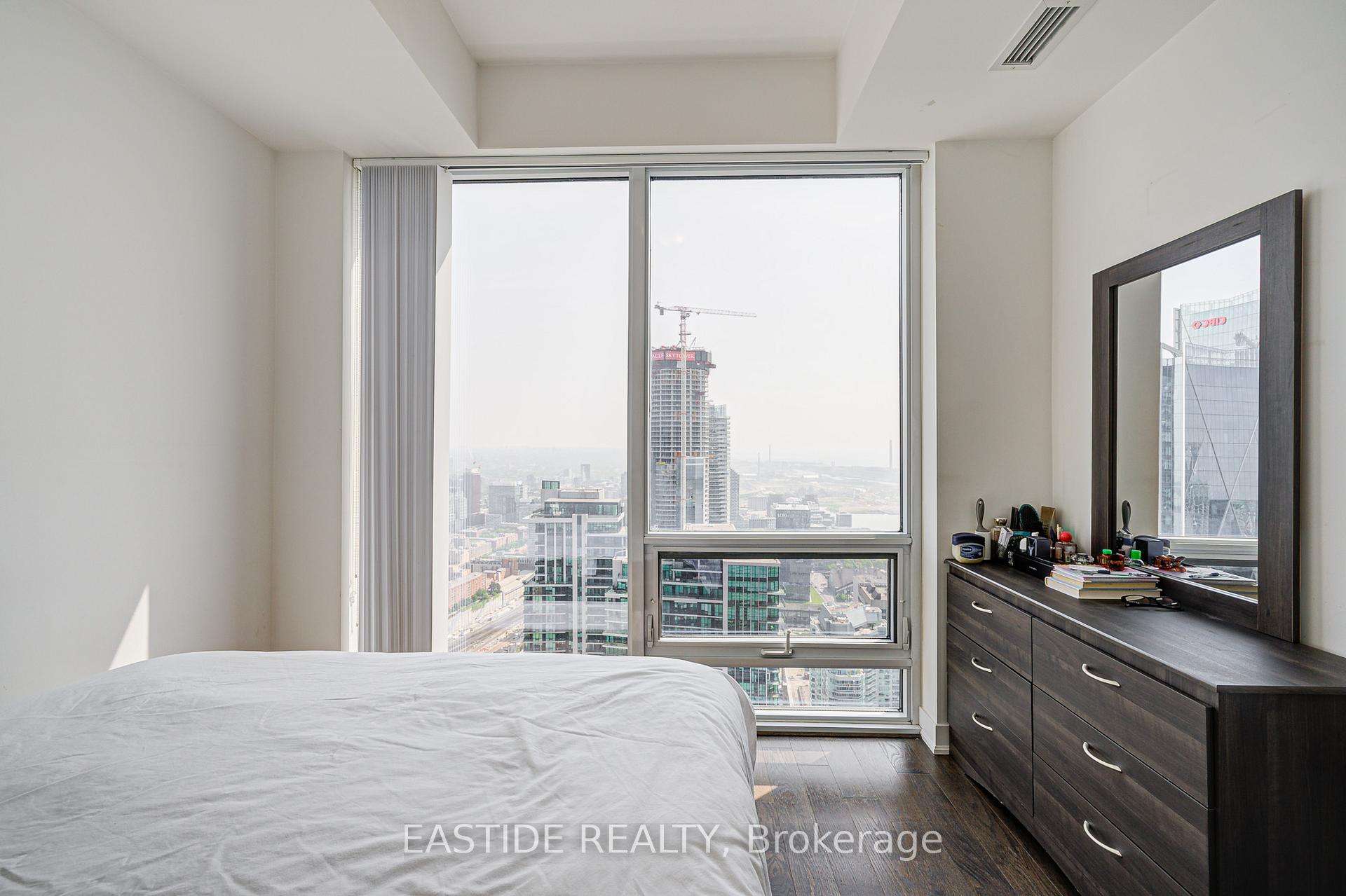 2 Bedrooms Condo at 88 Harbour, Toronto For sale