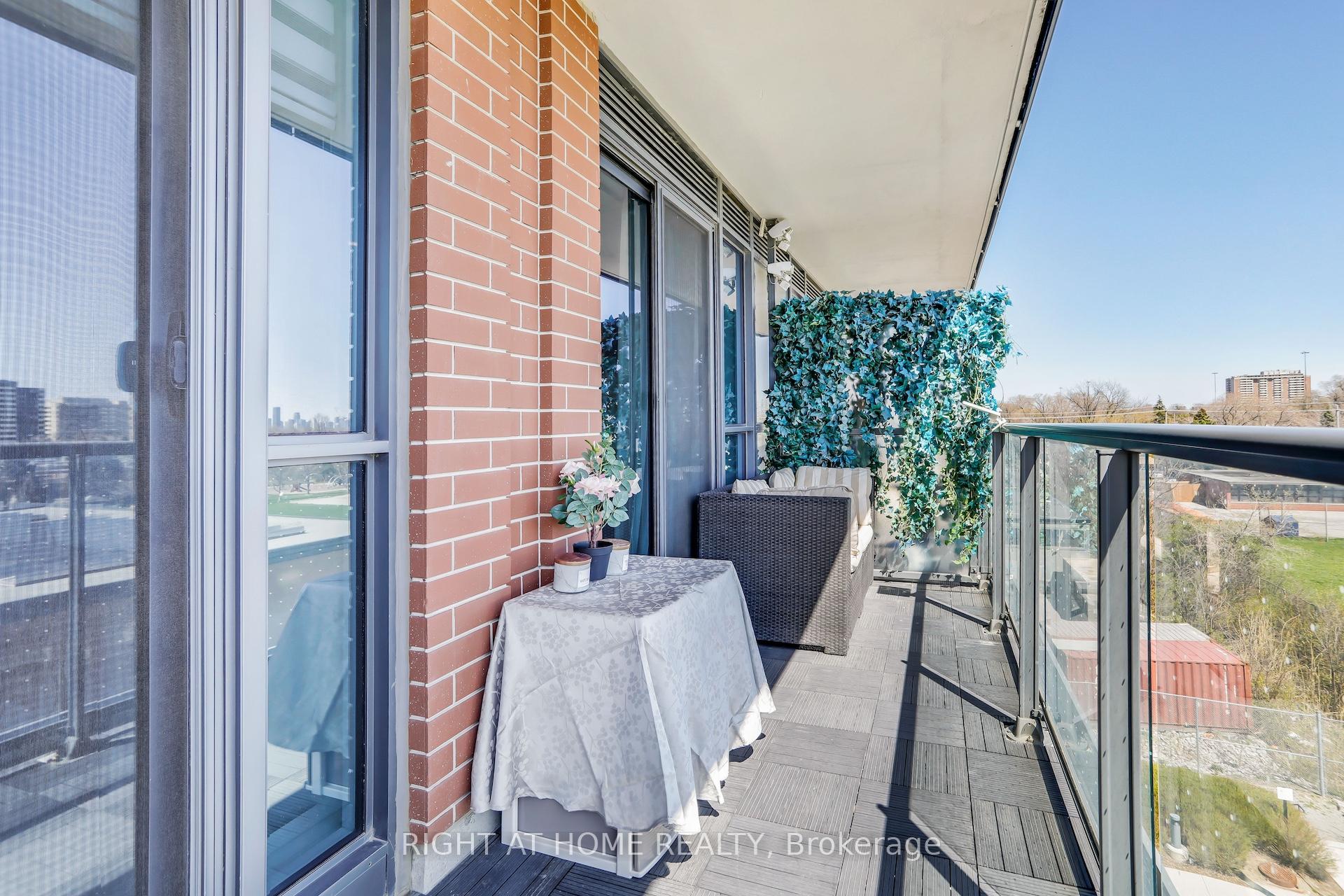 4 Bedrooms Condo at 31 Tippett, Toronto For sale