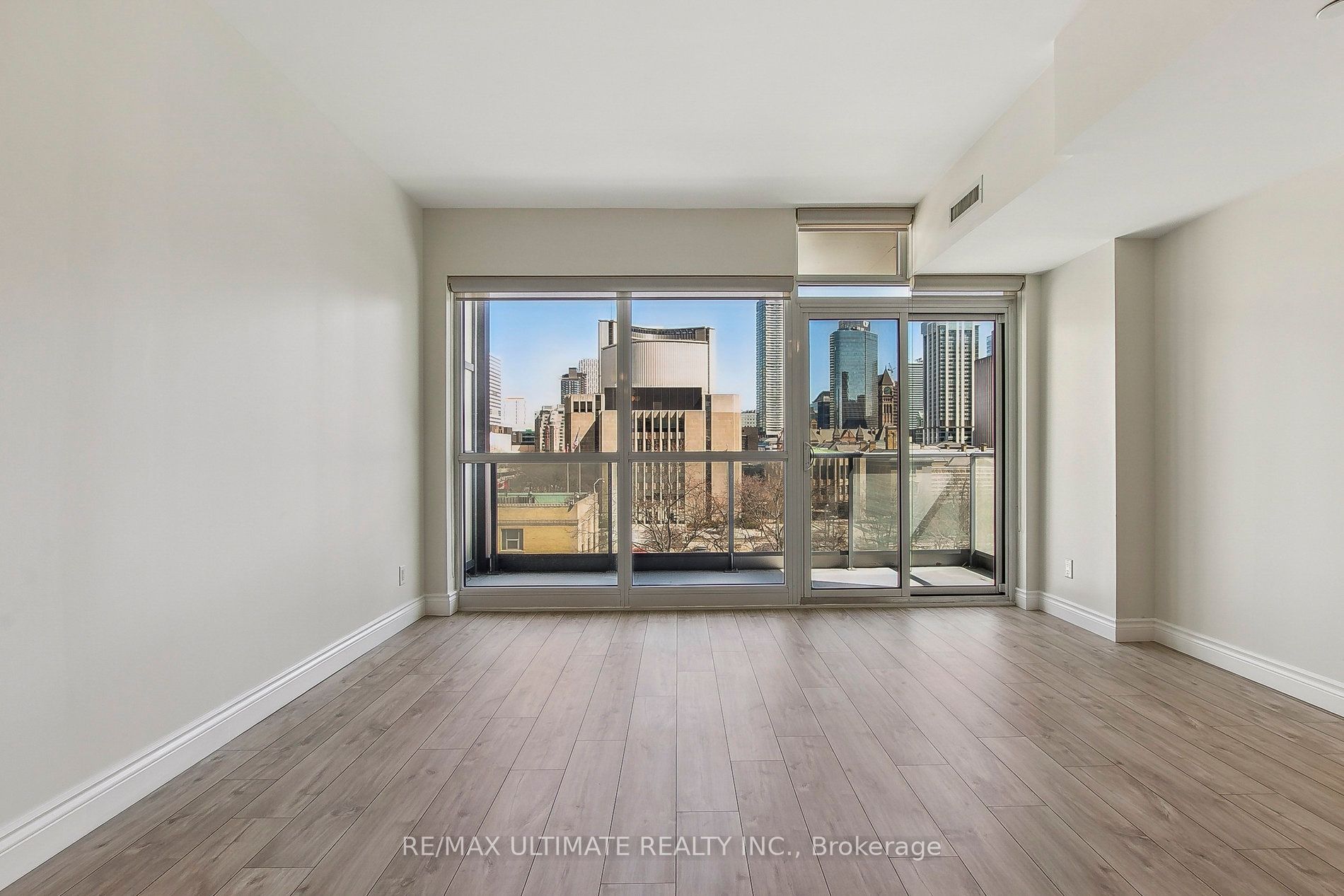 210 Simcoe Street, #611