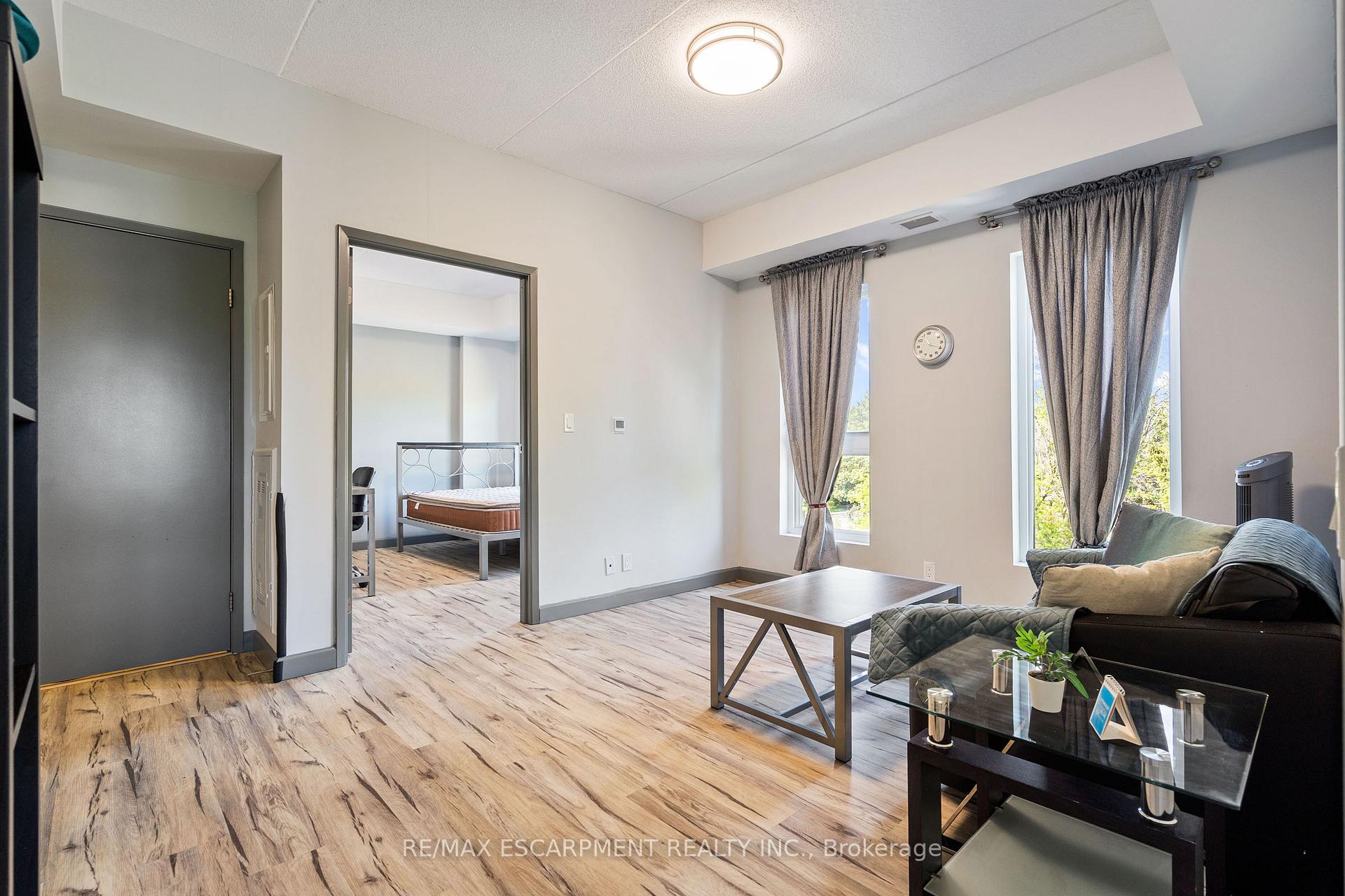 2 Bedrooms Condo at 77 LELAND, Hamilton For sale