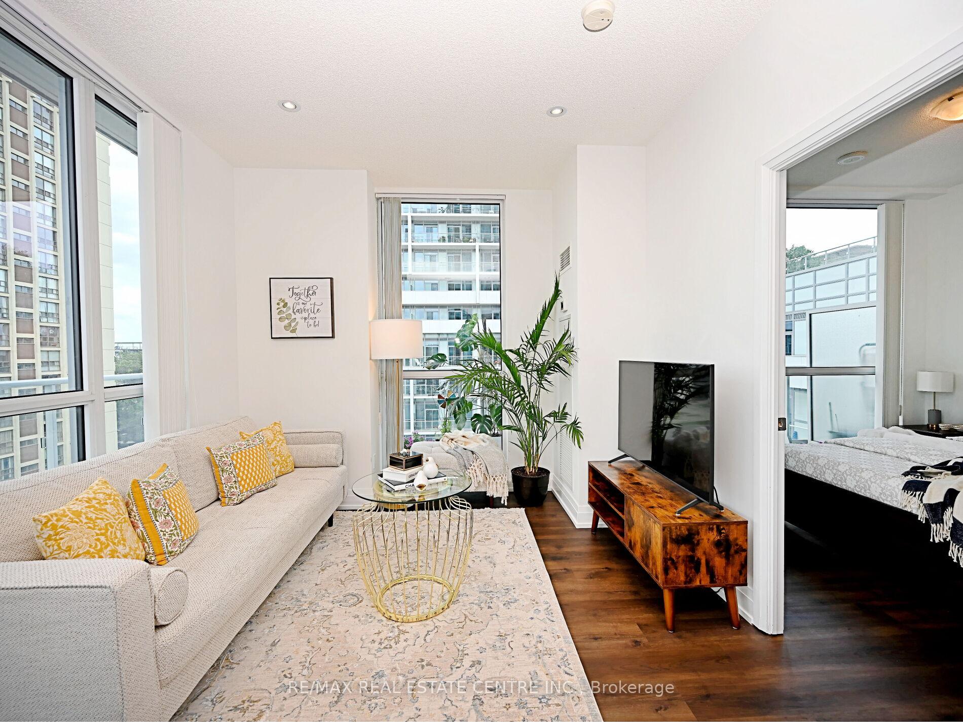 2 Bedrooms Condo at 65 Speers, Oakville For sale