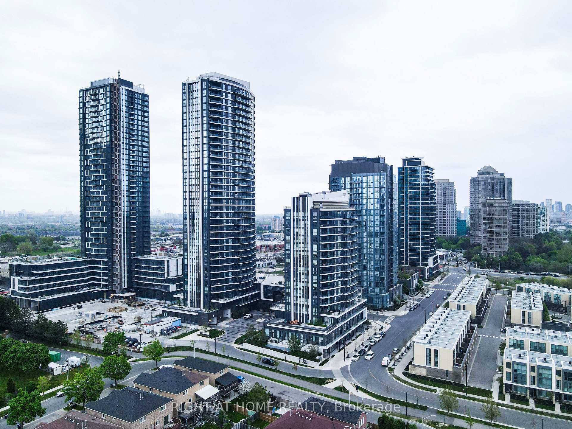 1 Bedroom Condo at 35 WATERGARDEN, Mississauga For sale