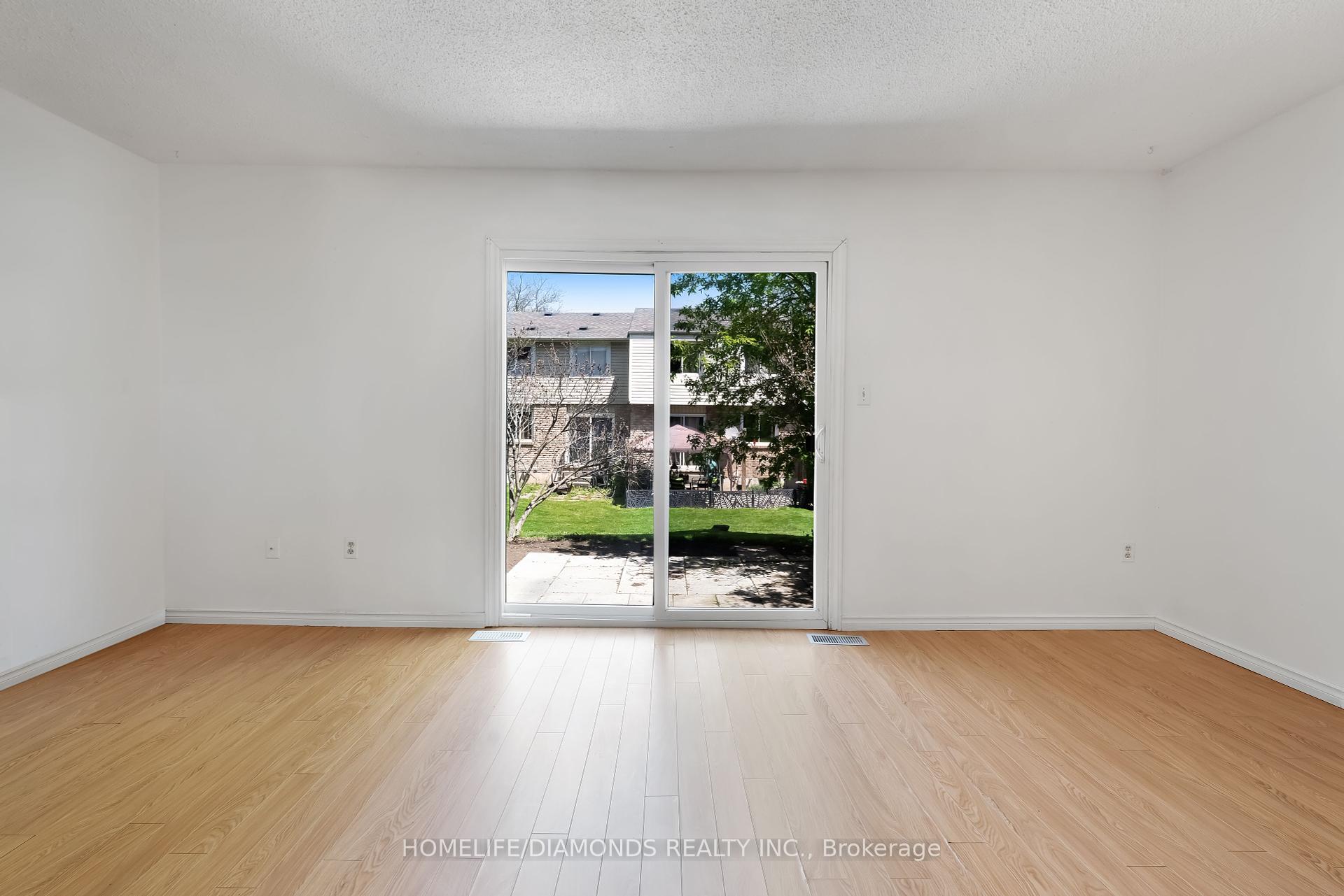3 Bedrooms Condo at 262 KENORA, Hamilton For sale