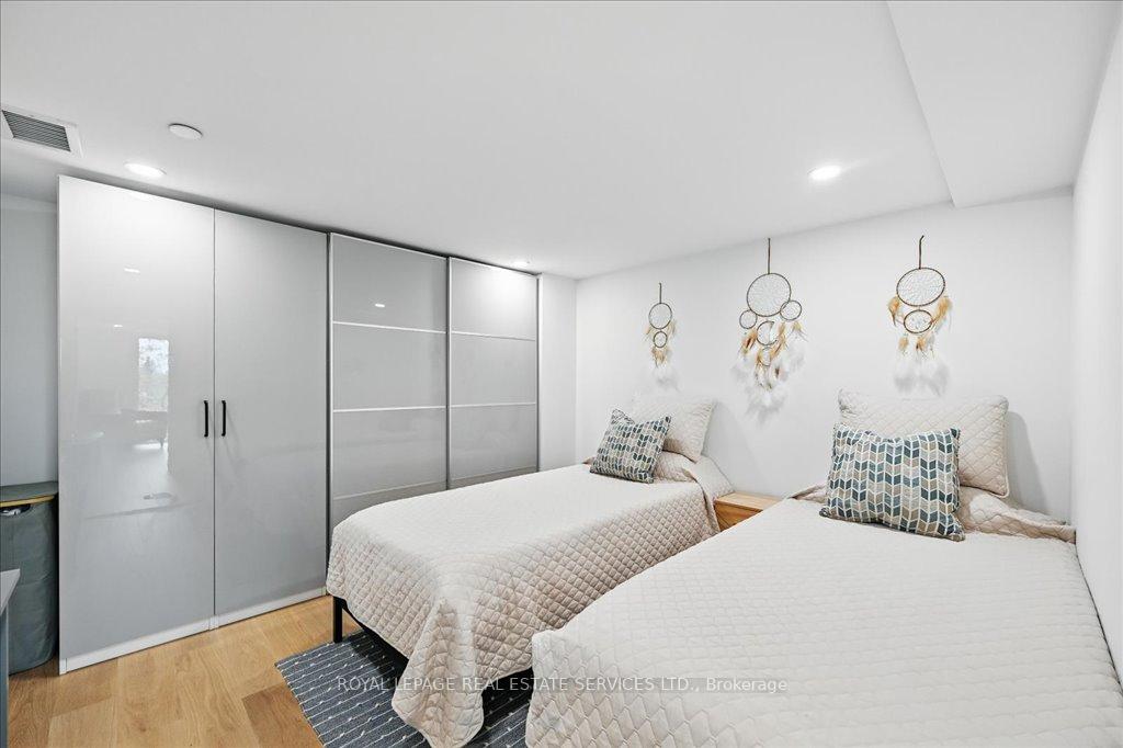 3 Bedrooms Condo at 2489 Taunton, Oakville For sale