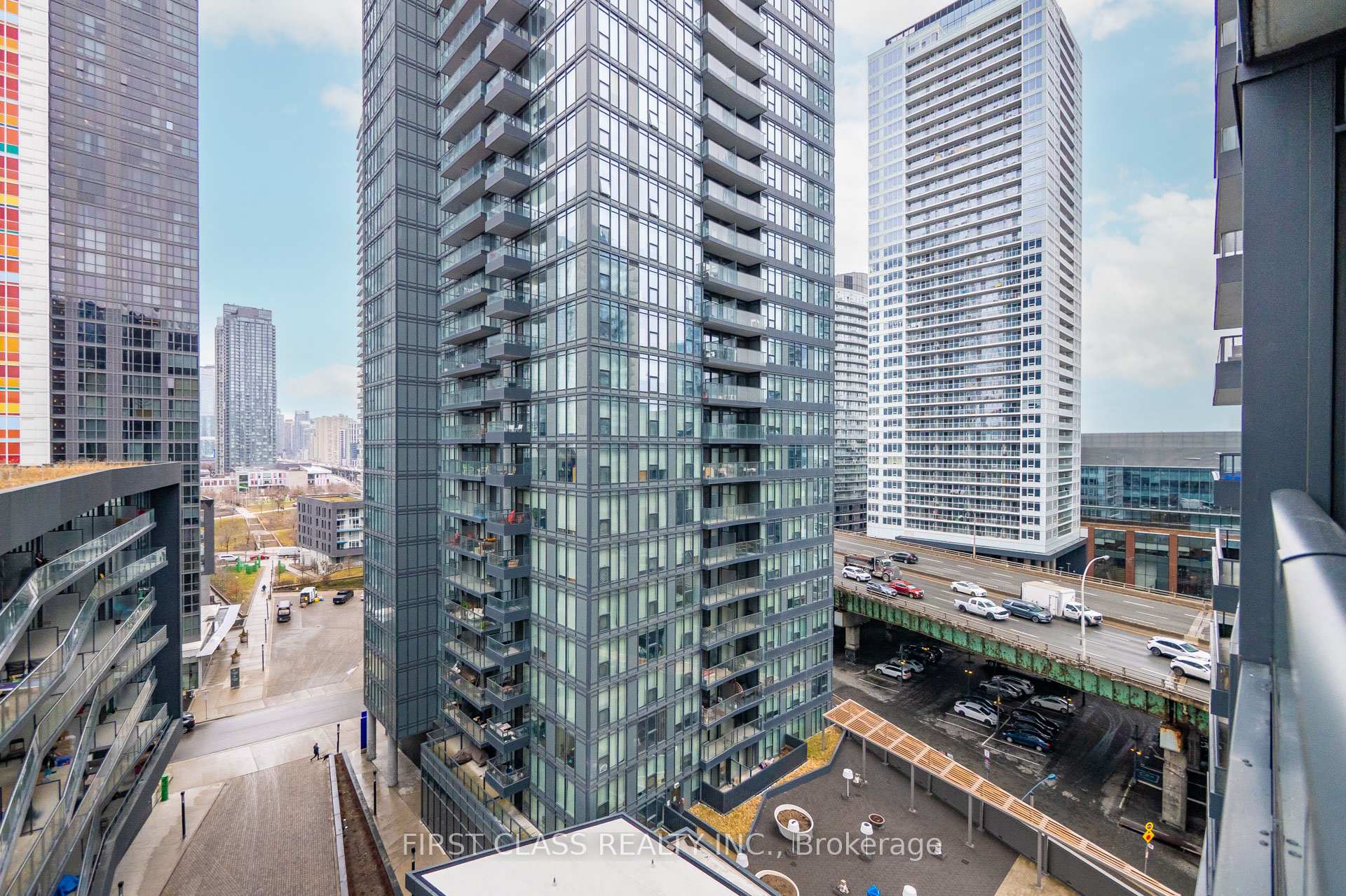 3 Bedrooms Condo at 80 Queens Wharf, Toronto For sale