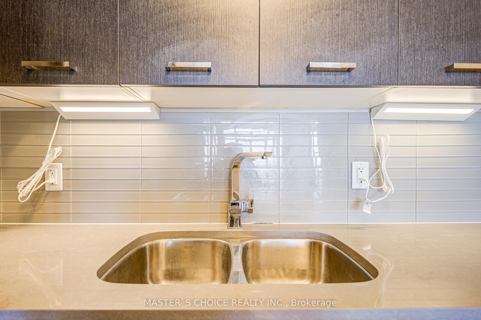 2 Bedrooms Condo at 150 Main, Hamilton For sale