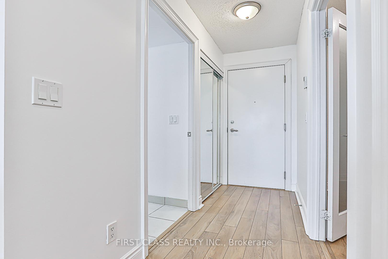2 Bedrooms Condo at 15 Greenview,  Toronto For sale